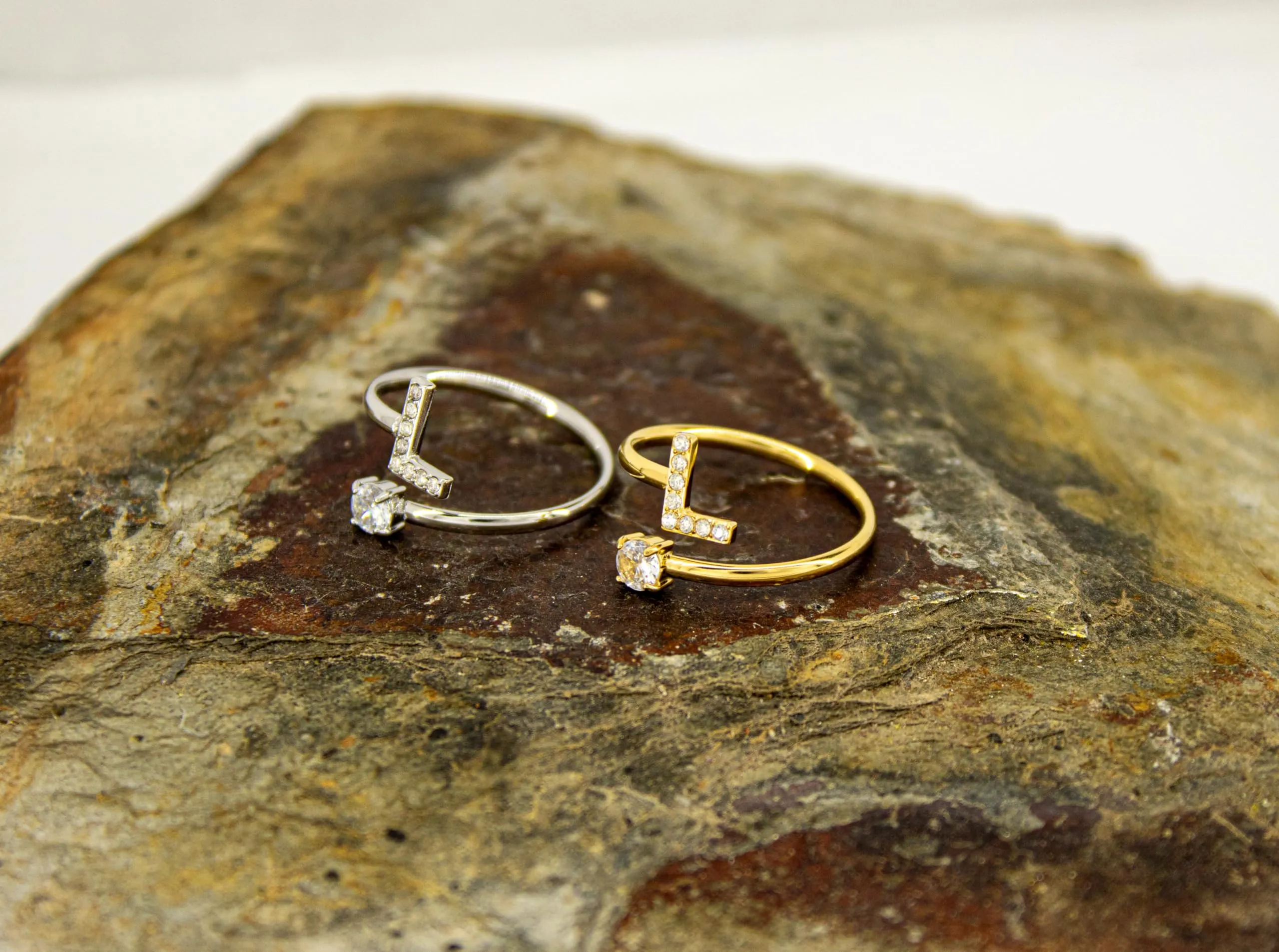 Only faith Anelli con lettera iniziale regolabile per le donne, con brillanti di zirconi, acciaio inossidabile, anelli con lettera aperta per gioielli di moda da donna - immagine 3
