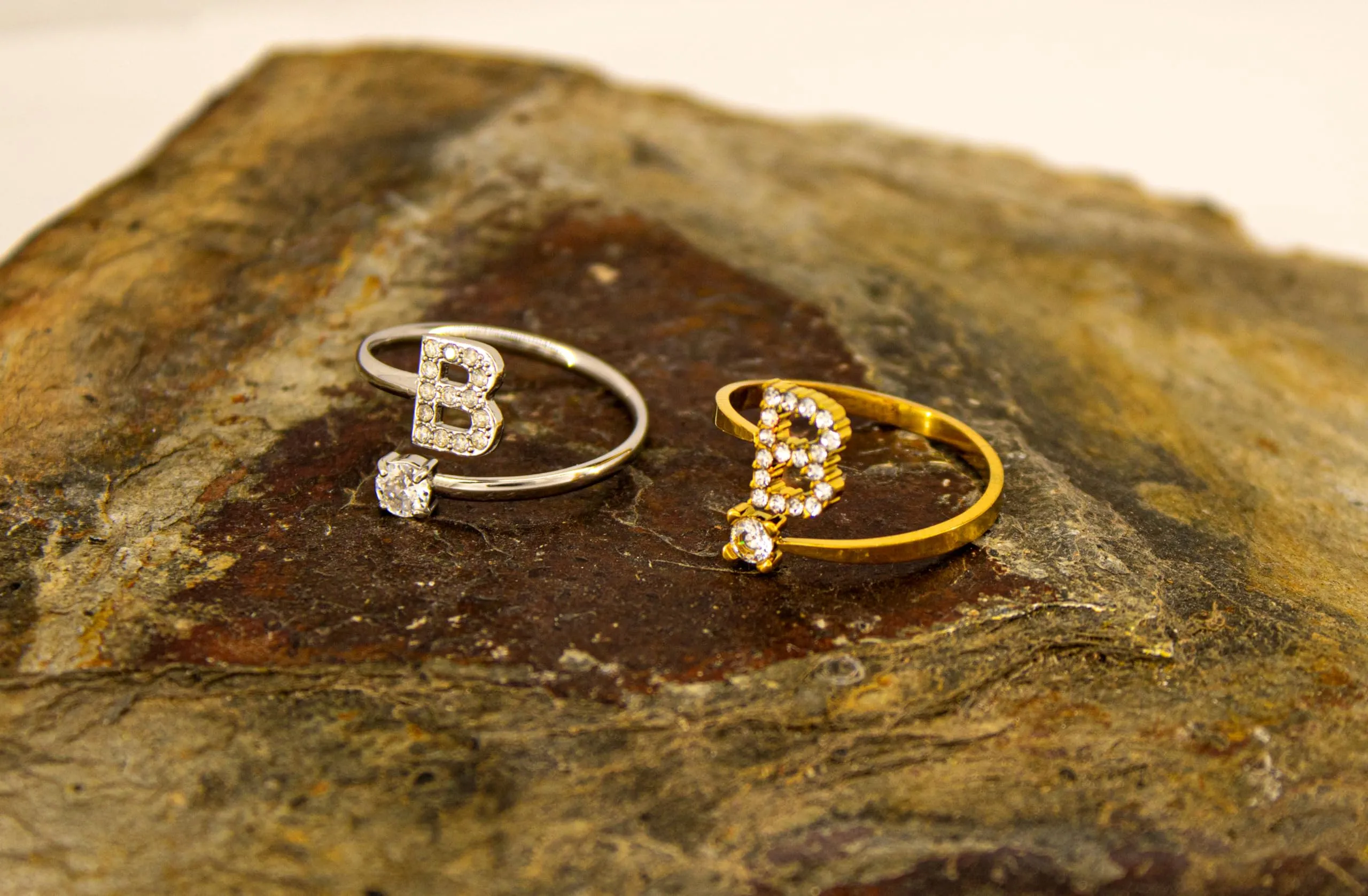 Only faith Anelli con lettera iniziale regolabile per le donne, con brillanti di zirconi, acciaio inossidabile, anelli con lettera aperta per gioielli di moda da donna - immagine 3