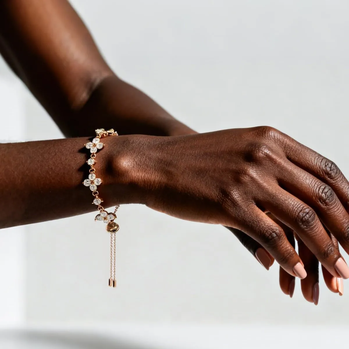 FEIKFEIZ Braccialetto con moissanite, in diamante moissanite coltivato in laboratorio, placcato in oro rosa 18K, bracciale trifoglio regolabile, regalo per donna. - immagine 3