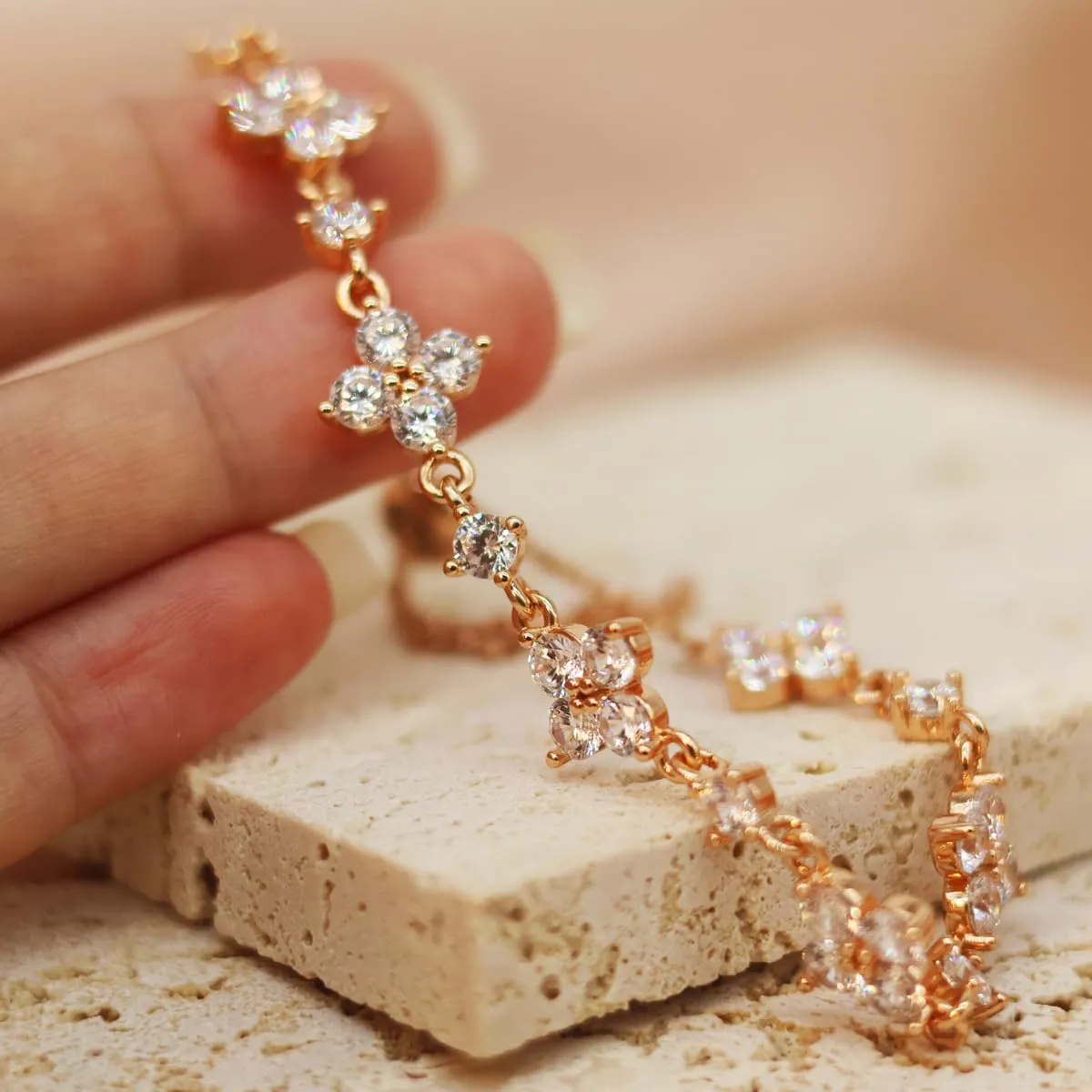 FEIKFEIZ Braccialetto con moissanite, in diamante moissanite coltivato in laboratorio, placcato in oro rosa 18K, bracciale trifoglio regolabile, regalo per donna. - immagine 7