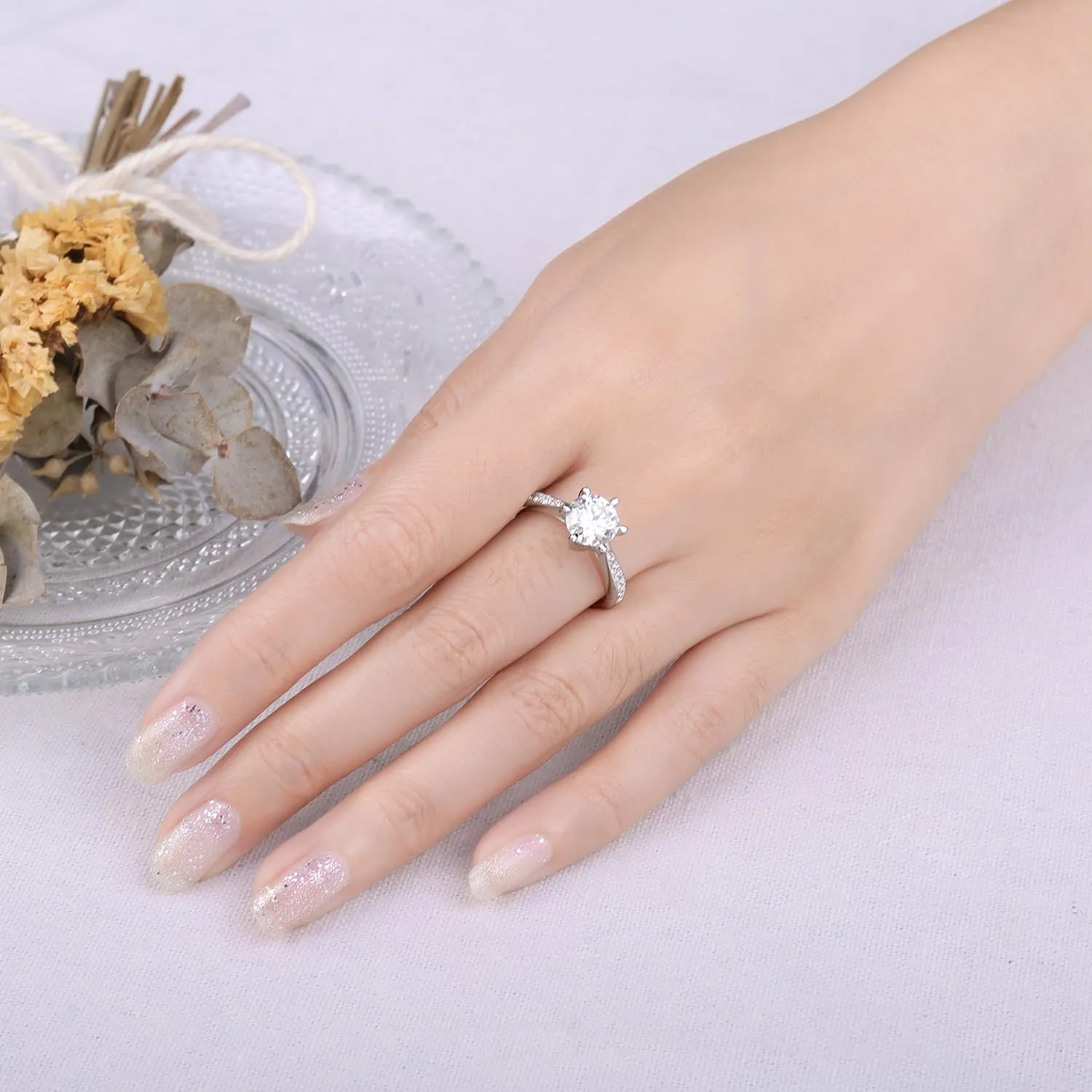 JewelryPalace 1.5ct Classico Anello Solitario Donna placcato oro bianco 14K con Creato Moissanite, Diamante Simulato Anelli con Pietre Laterali, Semplice Fedine Fidanzamento Set Gioielli Donna 19.5 - immagine 4