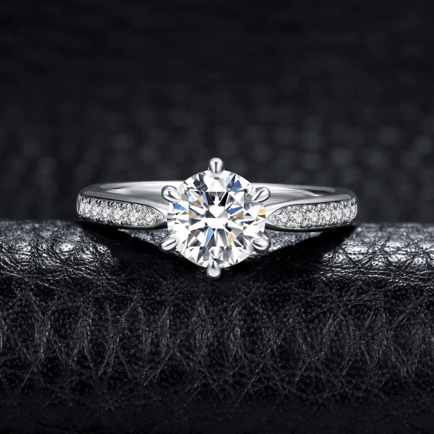 JewelryPalace 1.5ct Classico Anello Solitario Donna placcato oro bianco 14K con Creato Moissanite, Diamante Simulato Anelli con Pietre Laterali, Semplice Fedine Fidanzamento Set Gioielli Donna 8 - immagine 3