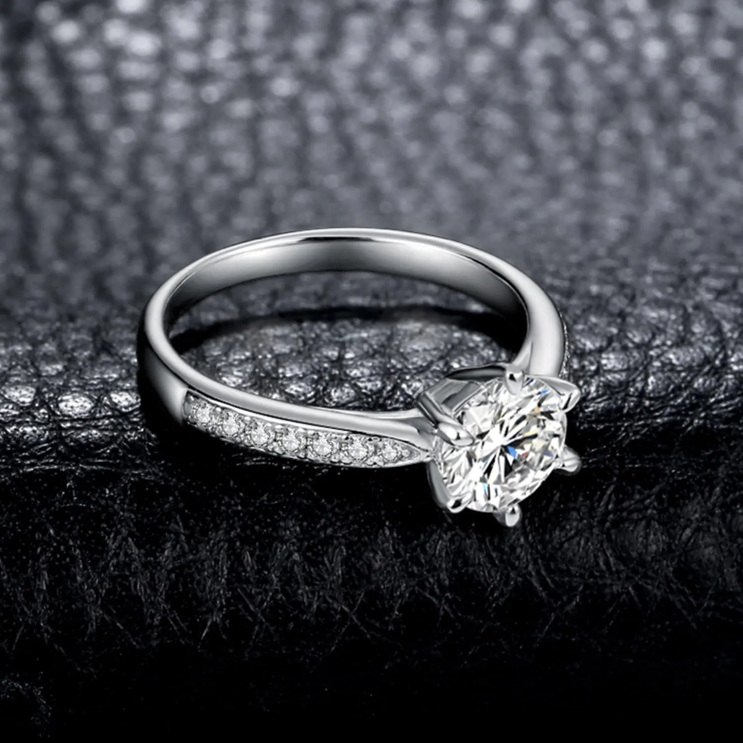 JewelryPalace 1.5ct Classico Anello Solitario Donna placcato oro bianco 14K con Creato Moissanite, Diamante Simulato Anelli con Pietre Laterali, Semplice Fedine Fidanzamento Set Gioielli Donna 18.5 - immagine 5