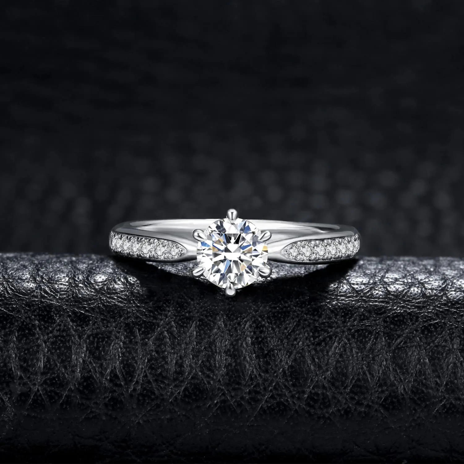 JewelryPalace 0.5ct Classico Anello Solitario Donna placcato oro bianco 14K con Creato Moissanite, Diamante Simulato Anelli con Pietre Laterali, Semplice Fedine Fidanzamento Set Gioielli Donna 19.5 - immagine 3