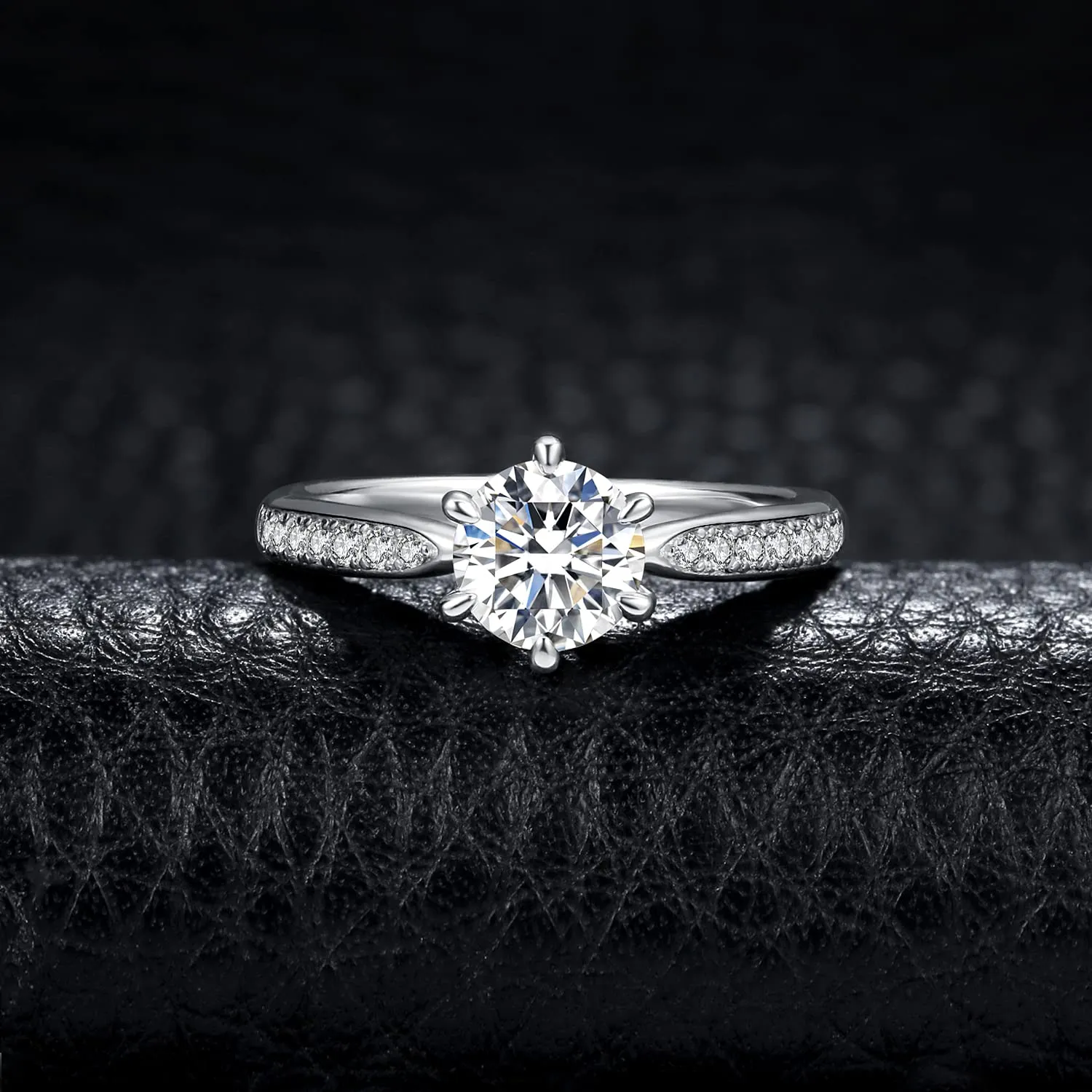 JewelryPalace 1ct Classico Anello Solitario Donna placcato oro bianco 14K con Creato Moissanite, Diamante Simulato Anelli con Pietre Laterali, Semplice Fedine Fidanzamento Set Gioielli Donna 21 - immagine 3