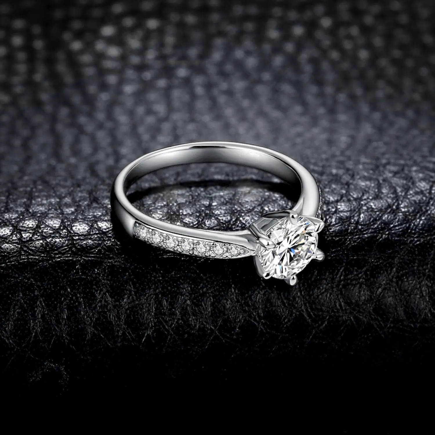 JewelryPalace 1ct Classico Anello Solitario Donna placcato oro bianco 14K con Creato Moissanite, Diamante Simulato Anelli con Pietre Laterali, Semplice Fedine Fidanzamento Set Gioielli Donna 19.5 - immagine 5