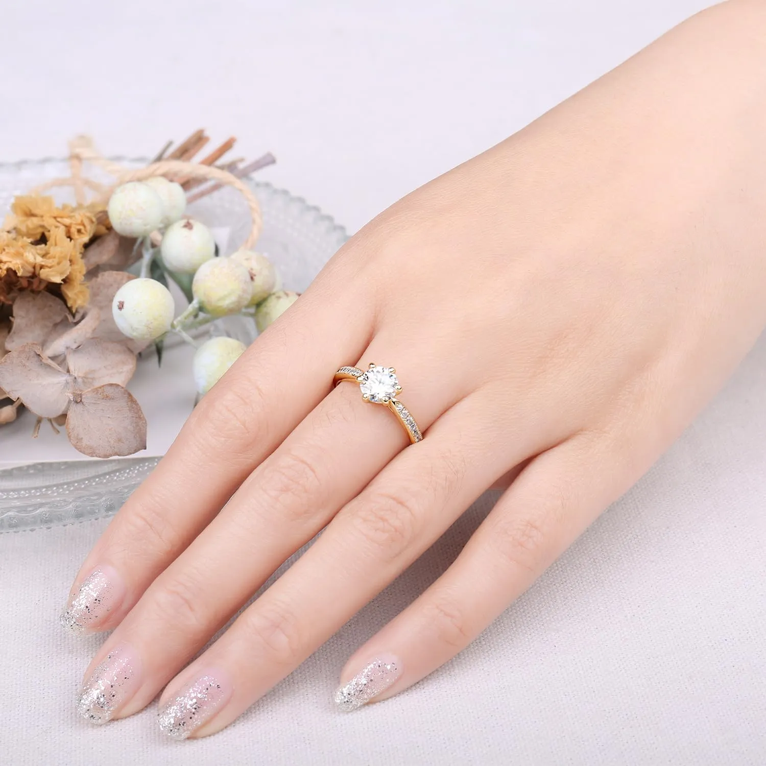 JewelryPalace 1ct Classico Anello Solitario Donna placcato oro giallo 14K con Creato Moissanite, Diamante Simulato Anelli Dorati con Pietre Laterali, Fedine Fidanzamento in Oro Set Gioielli Donna 21 - immagine 4
