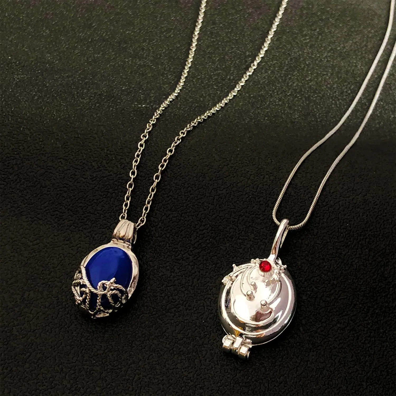 HJYZY The Vampire Diar.s con Adesivo Gioielli Set Elena Gilbert Apertura Verbena Locket Collana Ciondolo Elena Zaffiro Cristallo Daylight Anello di Gioielli Cosplay per i fan 12 pz - immagine 3