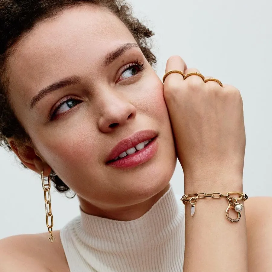 PANDORA ME Mini pendente a forma di serpente placcato in oro 14k con perla artificiale laccata bianca e zirconi cubici trasparenti - immagine 3