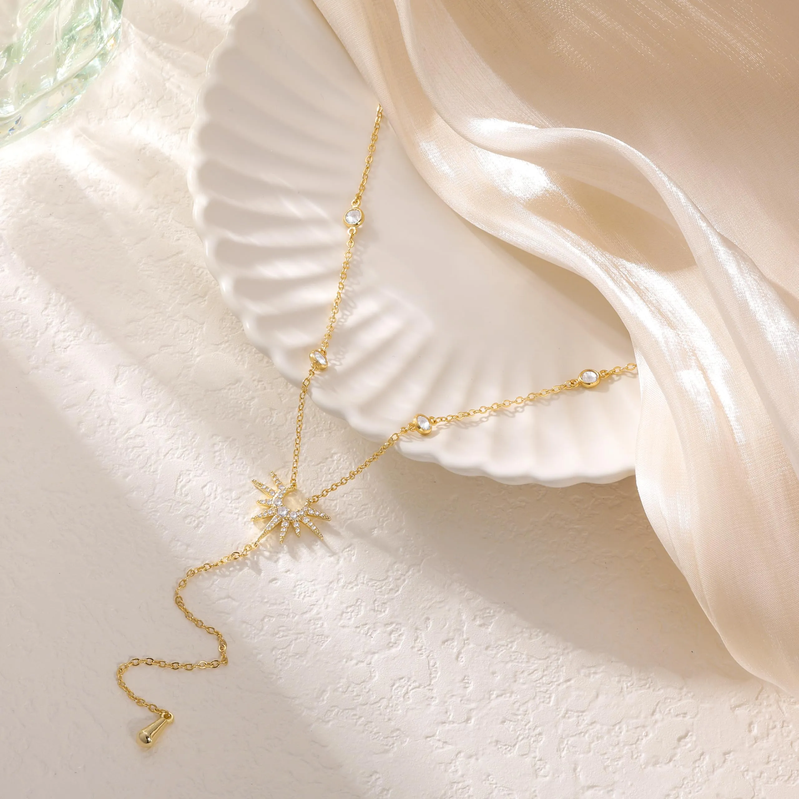 RIXERKOC Collana lunga a Y per Donna, Collane Lariat placcata in oro 14k con Pendente a forma di Sole Collana a Y in cristallo Dorato Gioiello Regalo per Donne e Ragazze (Oro) - immagine 4