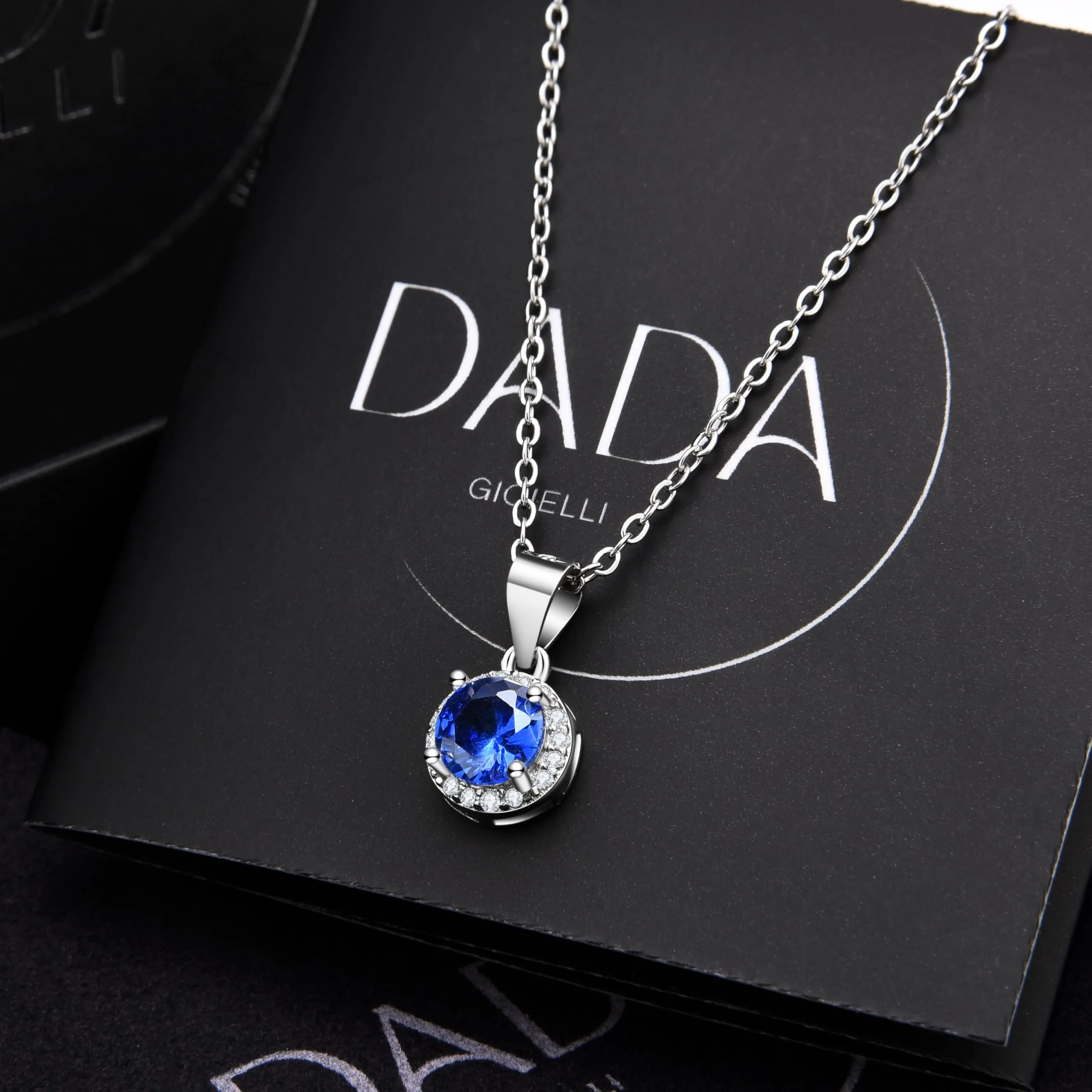 Dada Gioielli - Collana Rotondo 9mm Punto Luce Argento 925 Con Zirconi Brillanti Catenina 45+5cm (Blu Zaffiro) - immagine 3