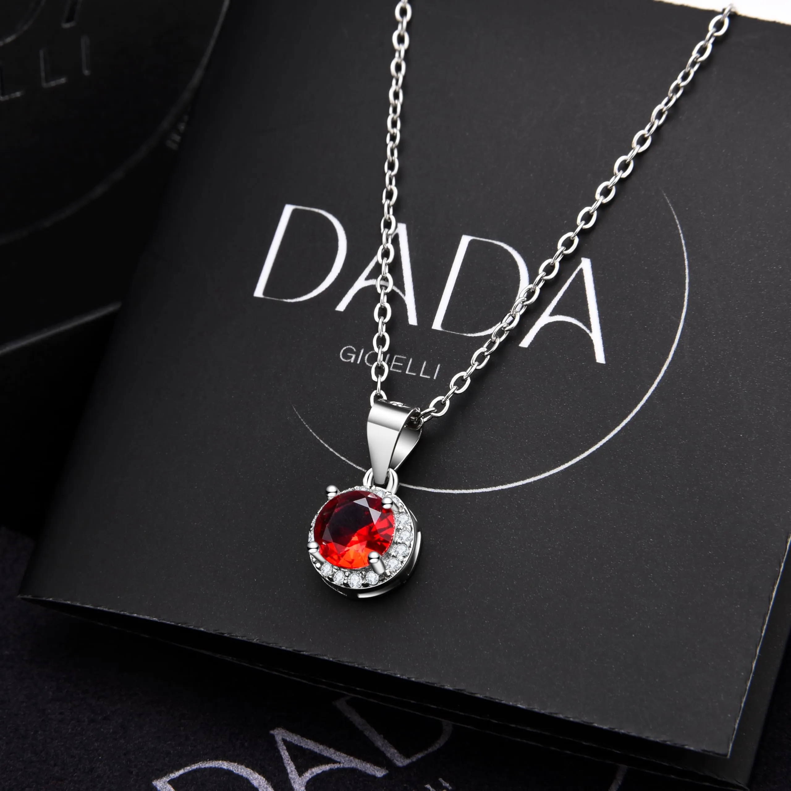 Dada Gioielli - Collana Rotondo 9mm Punto Luce Argento 925 Con Zirconi Brillanti Catenina 45+5cm (Rosso Rubino) - immagine 3