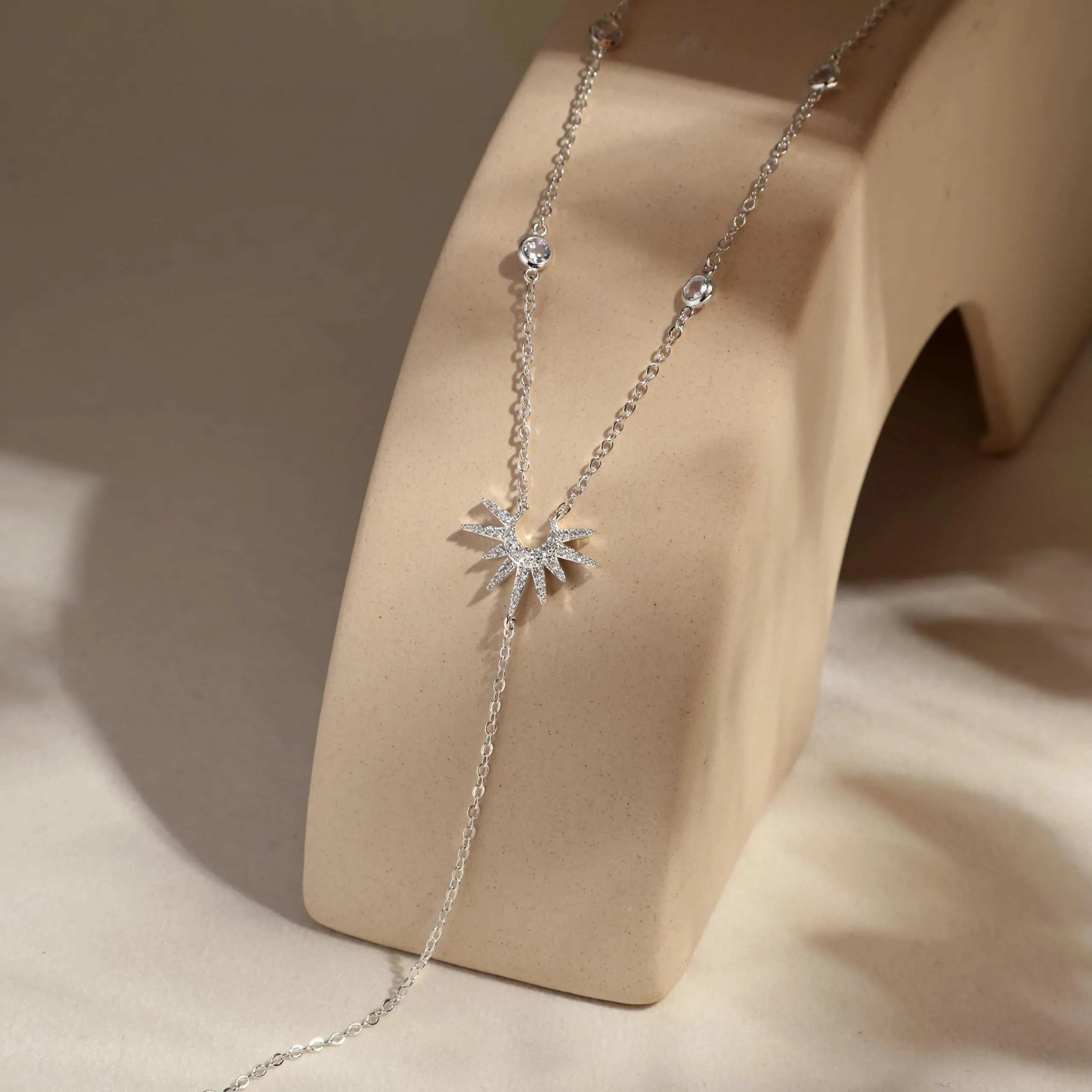 RIXERKOC Collana lunga a Y per Donna, Collane Lariat placcata in oro 14k con Pendente a forma di Sole Collana a Y in cristallo Dorato Gioiello Regalo per Donne e Ragazze (Argento) - immagine 5