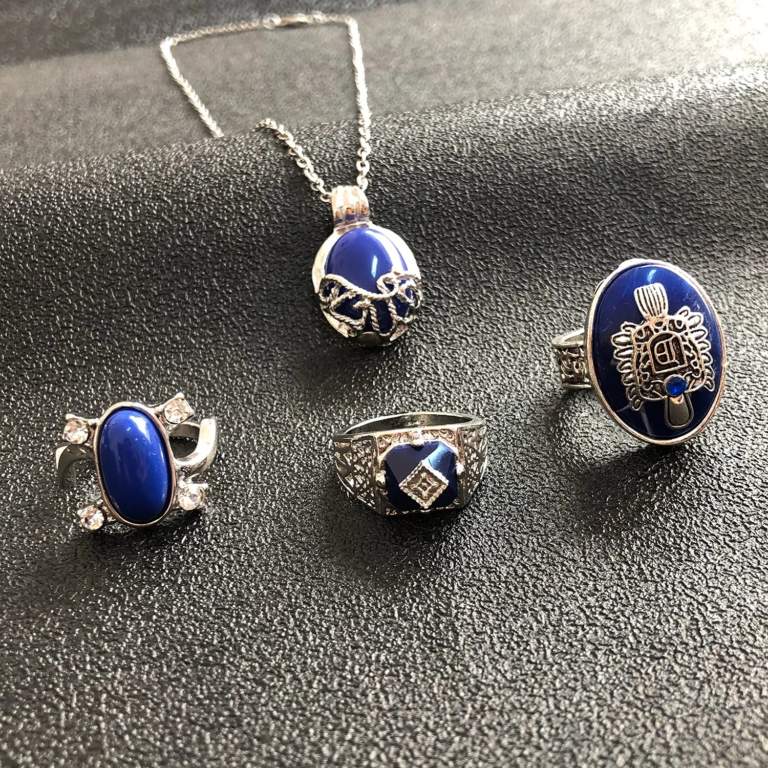 HJYZY Vampire Diar.s Gioielli Elena Apertura Vervain medaglione Collana con ciondolo a forma di goccia con sigillo di camminata e anello di Damon Set di gioielli per cosplay Set con adesivi 12 pezzi - immagine 6