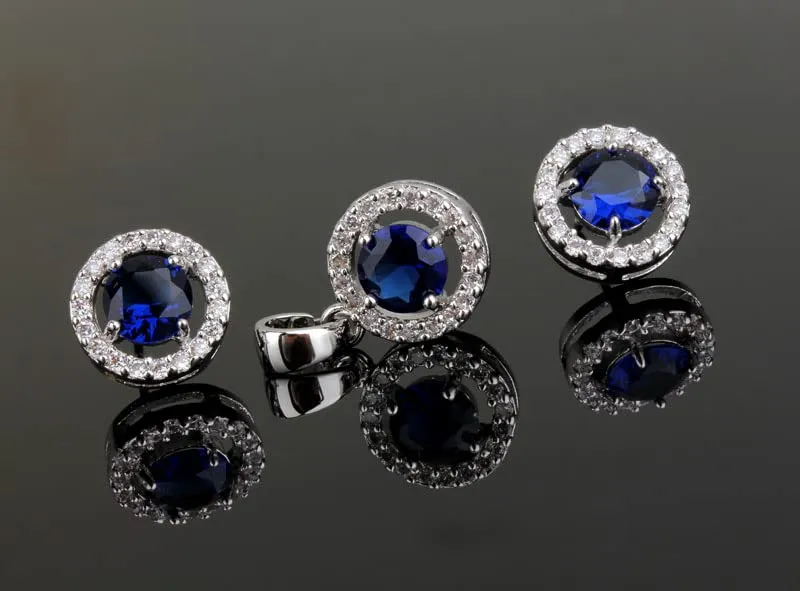 Crystalline Azuria Donna 18ct Placcato Oro Bianco Rotondo Zaffiro simulato Blu Cristalli di Zirconi Parure Collana con Ciondolo Orecchini Bracciale - immagine 2