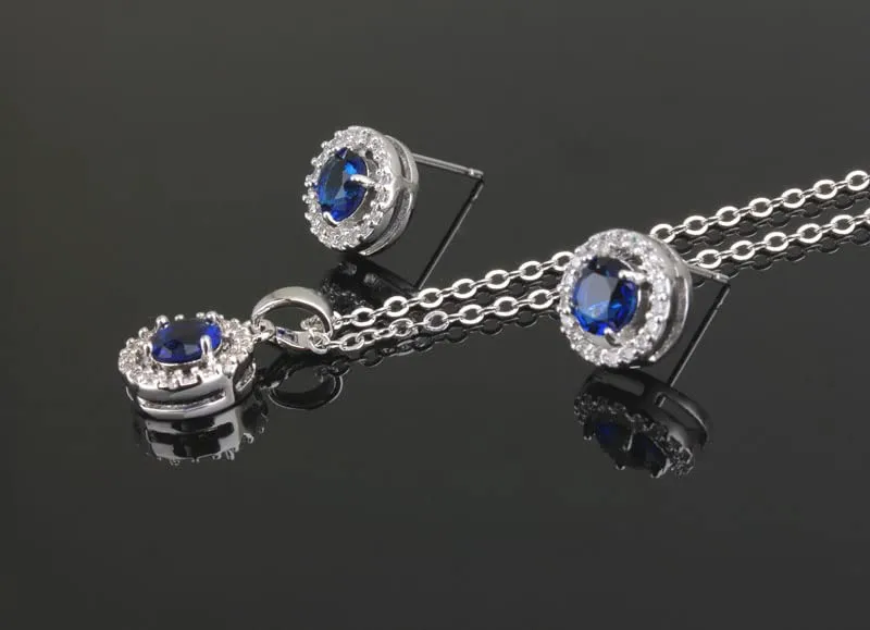 Crystalline Azuria Donna 18ct Placcato Oro Bianco Rotondo Zaffiro simulato Blu Cristalli di Zirconi Parure Collana con Ciondolo Orecchini Bracciale - immagine 3