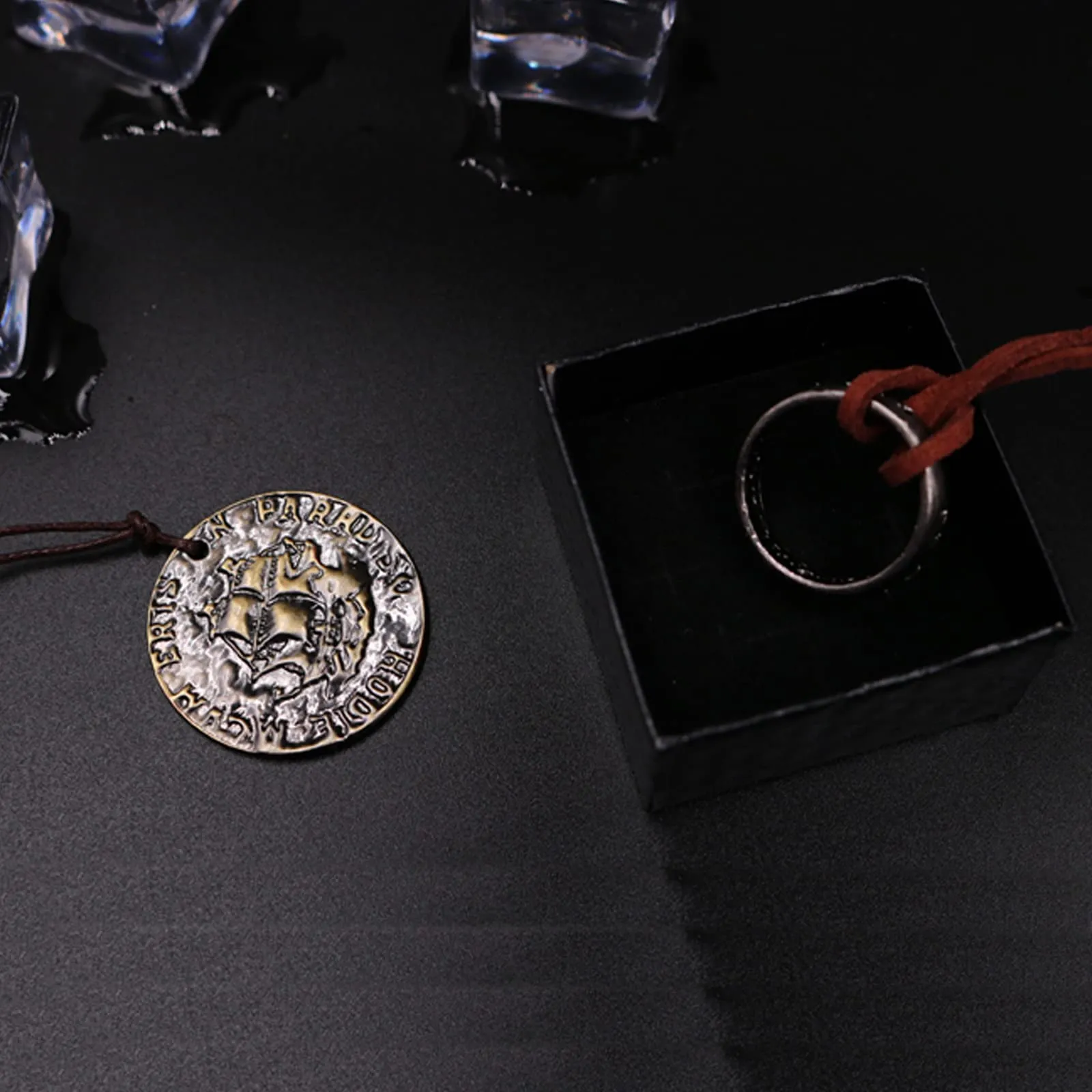 UoYu Uncharted - Set di 4 gioielli con teschio in bronzo, collana con anello e braccialetto in pelle, diario e taccuino con penna - immagine 4
