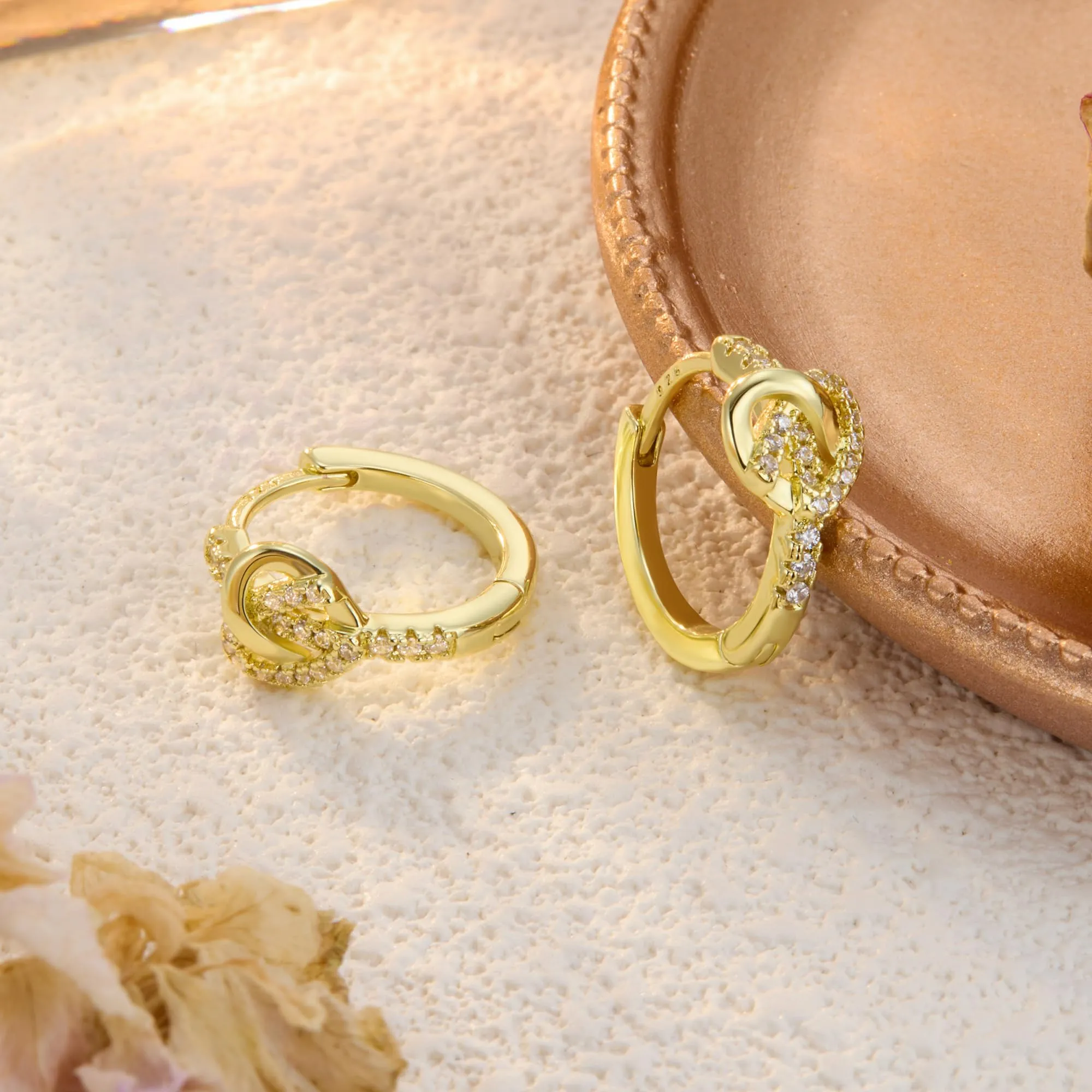 ALEXCRAFT Orecchini Donna Cerchio Oro Cuore Intrecciato con Zirconi Huggie - immagine 3