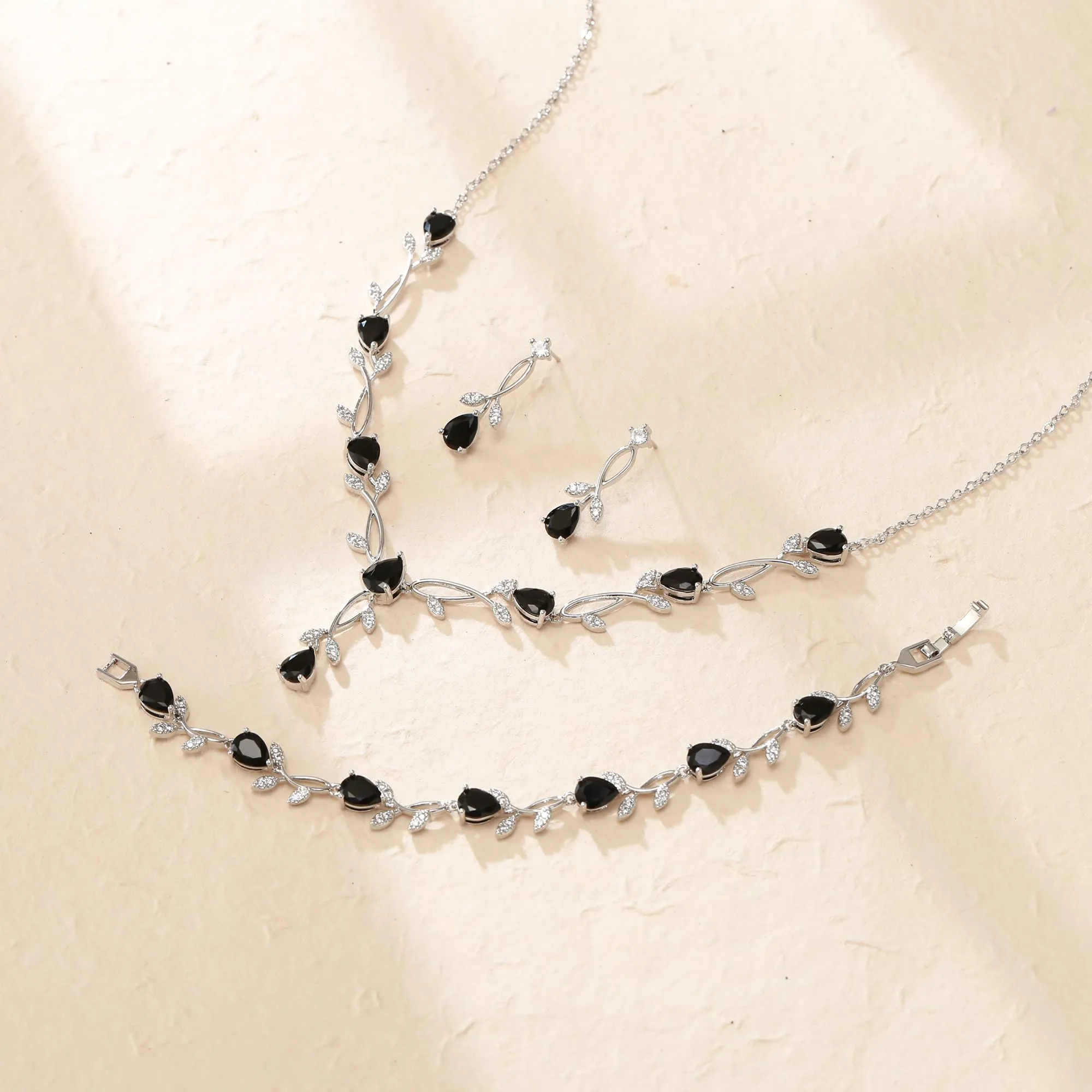 Clearine - Set di gioielli in zirconia per donne spose, con brillanti ciondoli a goccia e collana con foglie, orecchini e braccialetto per ballo di fine anno - immagine 3
