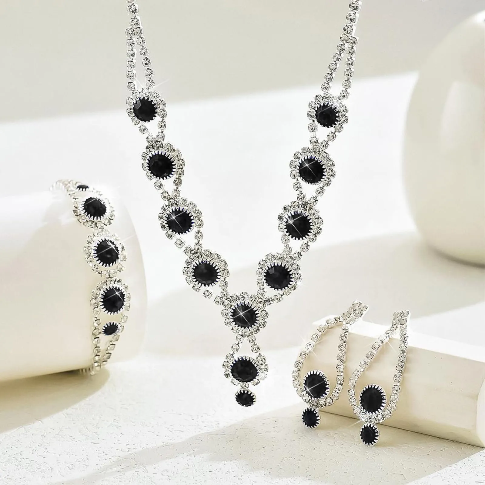 AOWVUTS Cristallo Set di Gioielli da Sposa Donne Argento Parure Gioielli con Strass Rotondo Collana Orecchini Pendenti Bracciale Set Gioielli da Zirconia Cubica (Nero) - immagine 6