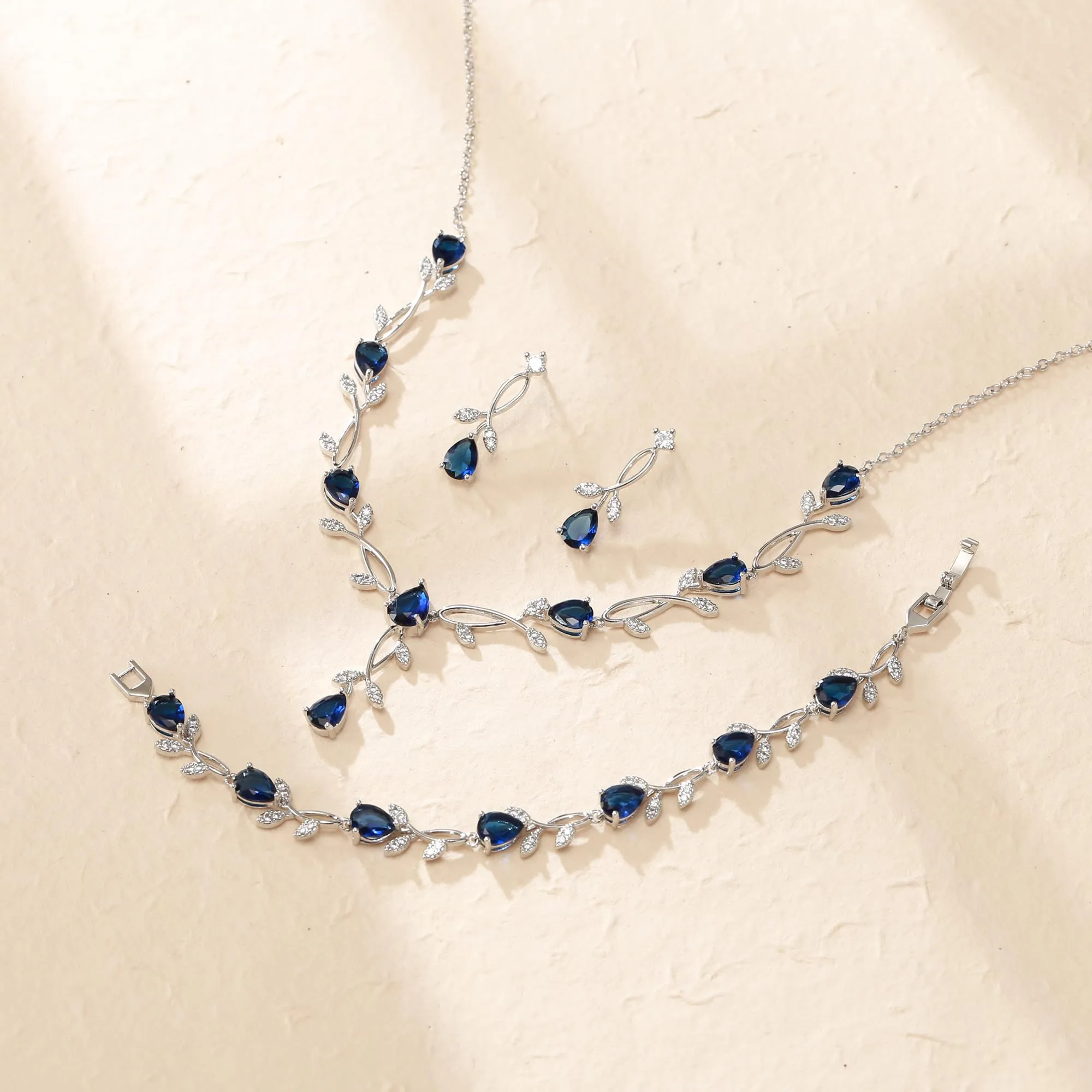 Clearine - Set di gioielli in zirconia per donne spose, collana con ciondolo a goccia e foglia, orecchini e braccialetto per ballo di fine anno, Groß - immagine 3