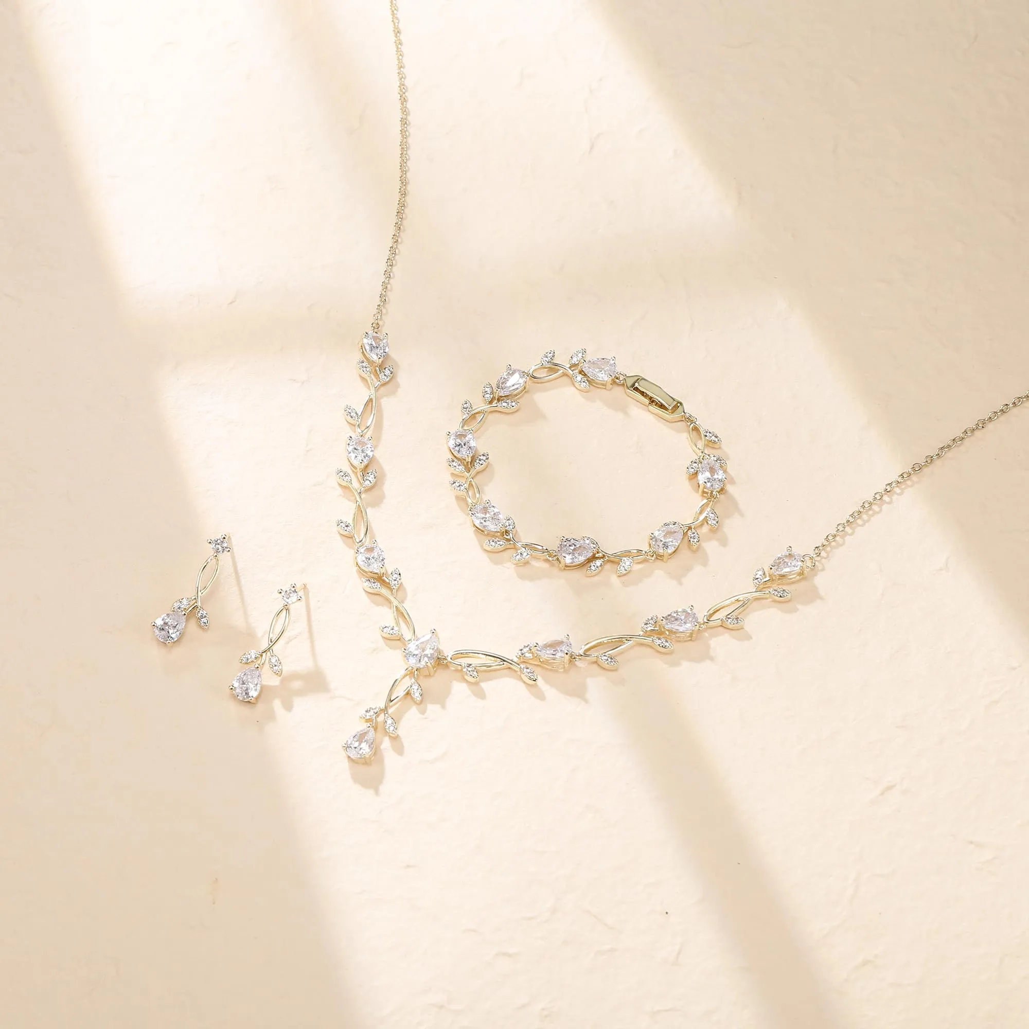 Clearine - Set di gioielli in zirconia per donne spose, con brillanti orecchini a goccia, collana con ciondolo a foglia e braccialetto per ballo di fine anno - immagine 3