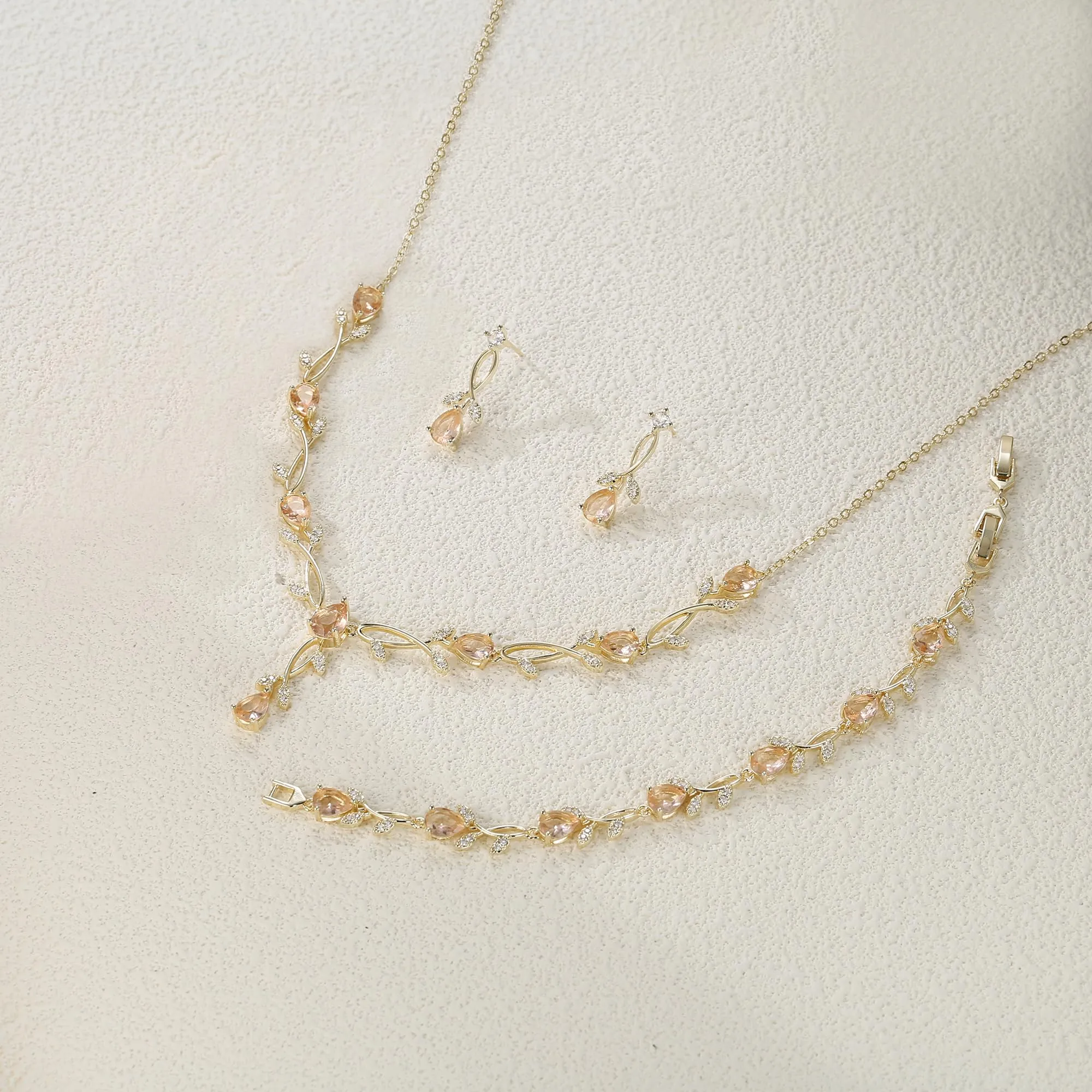 Clearine - Set di gioielli in zirconia per donne spose, collana con ciondolo a goccia e foglia, orecchini e braccialetto per ballo di fine anno - immagine 4