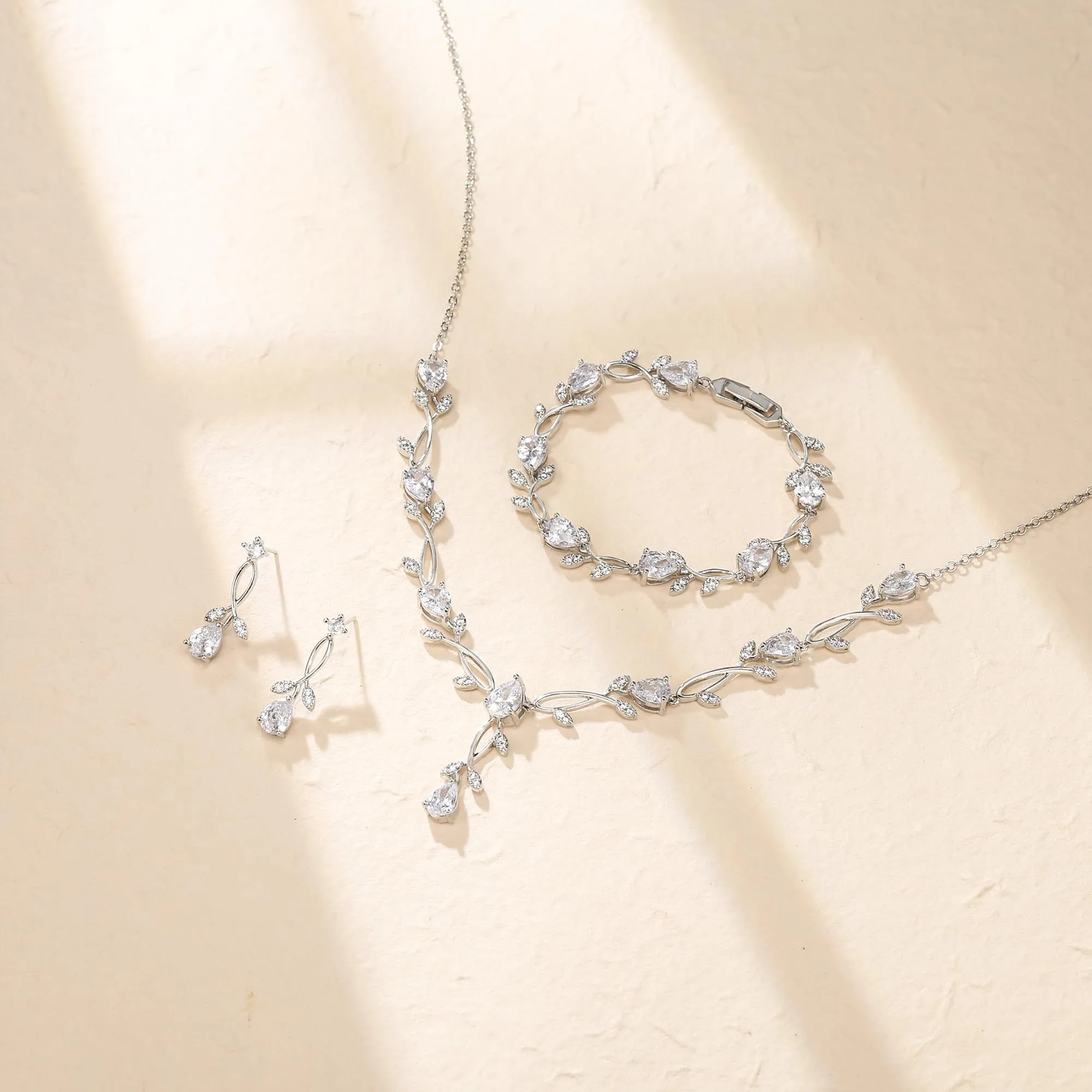 Clearine - Set di gioielli in zirconia per donne spose, con brillanti orecchini a goccia, collana con ciondolo a foglia e braccialetto per ballo di fine anno - immagine 4
