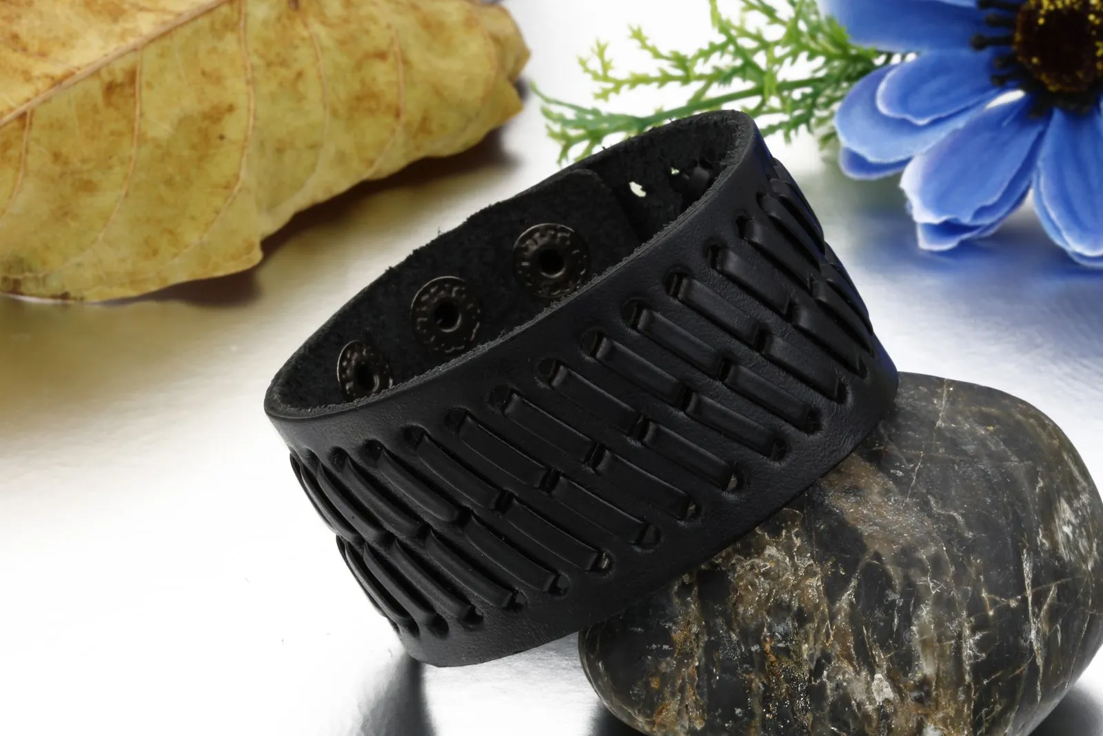 JewelryWe Bracciale da Uomo Donna Unisex Largo di Pelle PU Regolabile Colore Marrone Nero - immagine 3