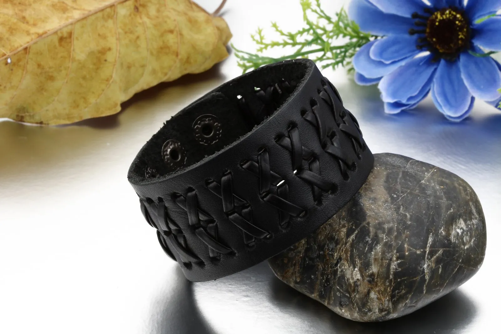 JewelryWe Bracciale da Uomo Donna Unisex Largo di Pelle PU Regolabile Colore Marrone Nero - immagine 3