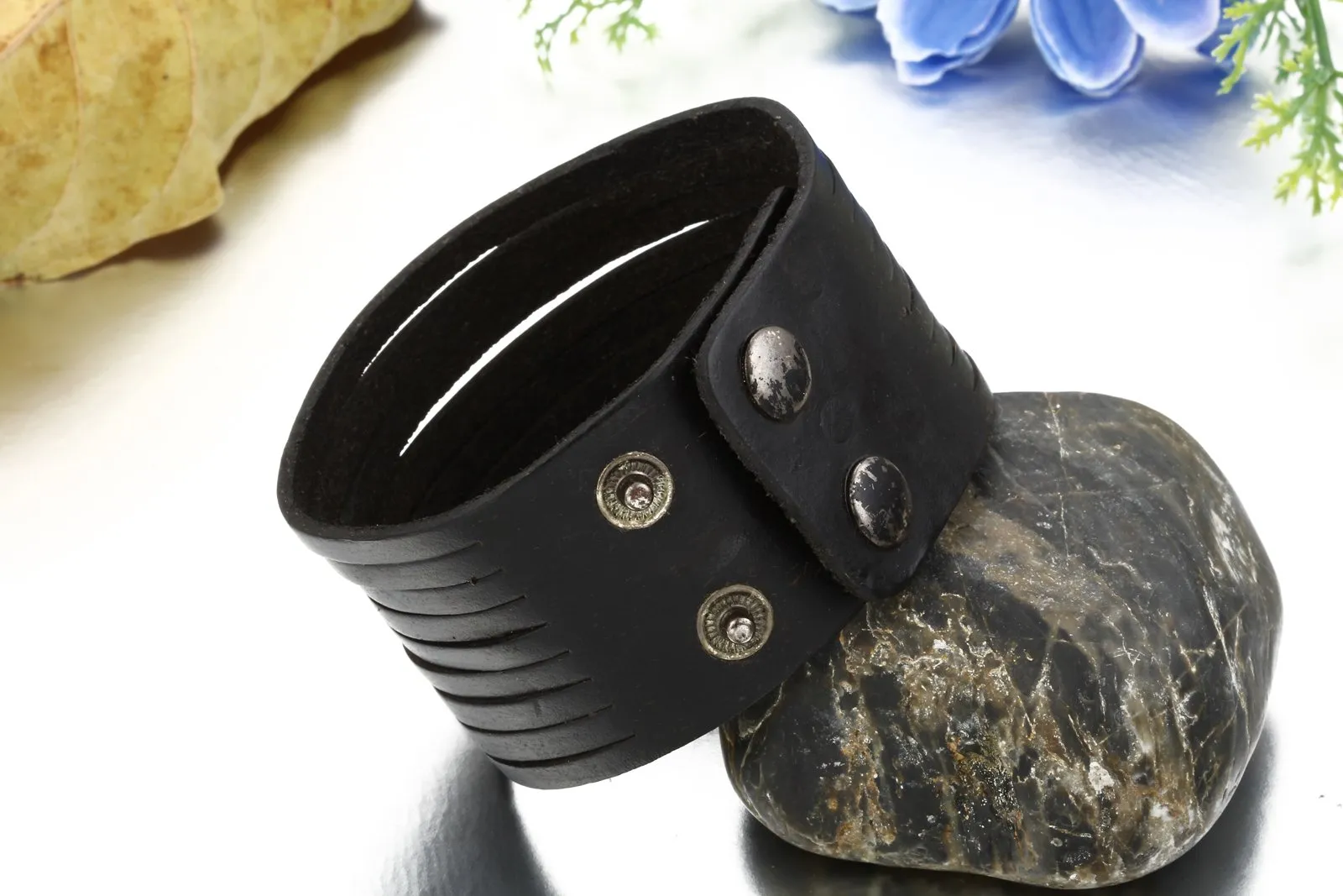 JewelryWe Bracciale da Uomo Donna Unisex Largo di Pelle PU Regolabile Colore Marrone Nero - immagine 4