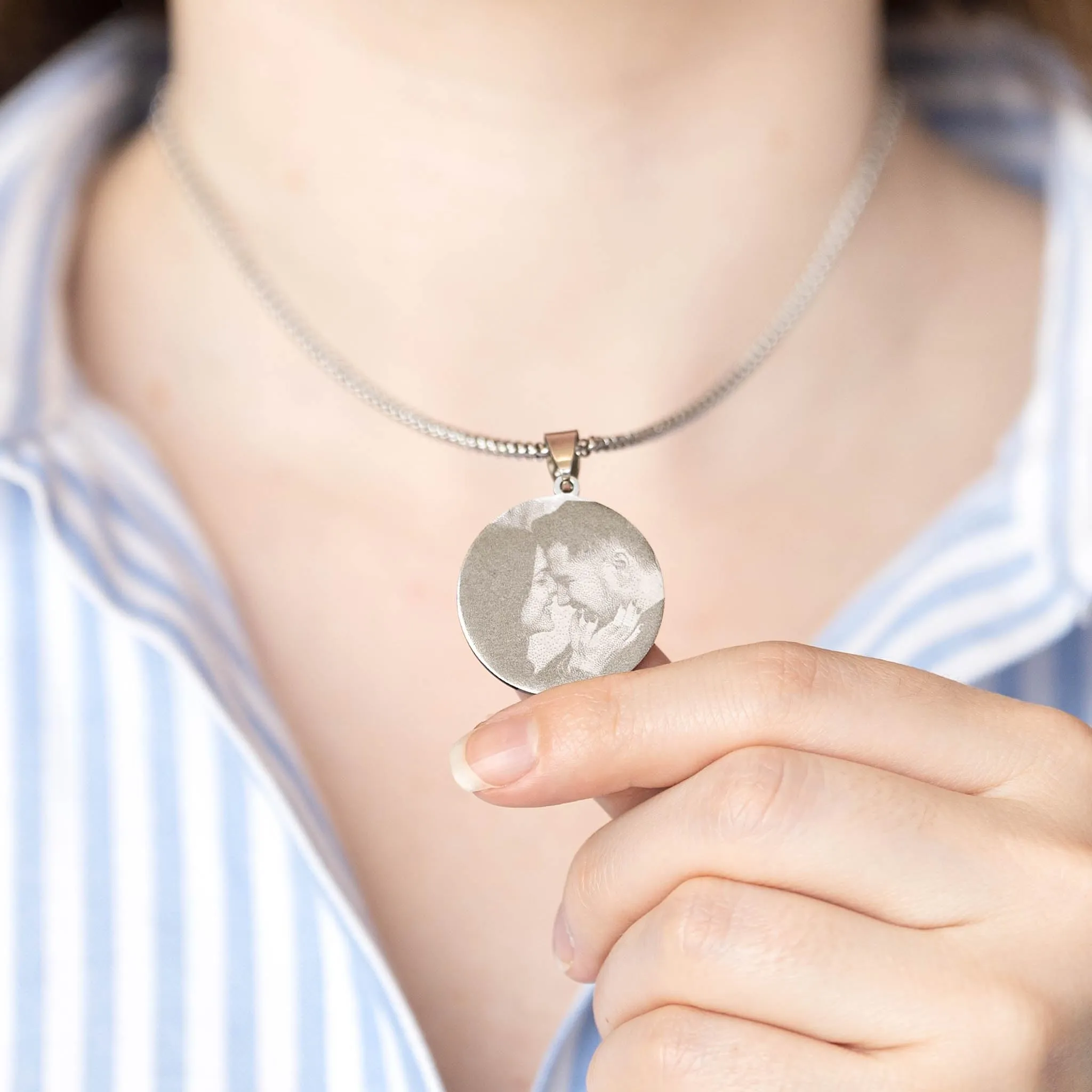 Wanapix | Ciondolo Inciso con Foto, Nome o Testi | Collana Rotonda in Acciaio Inossidabile con Catena | Personalizzato su 1 lato tramite Incisione Laser | 100% Personalizzato - immagine 3