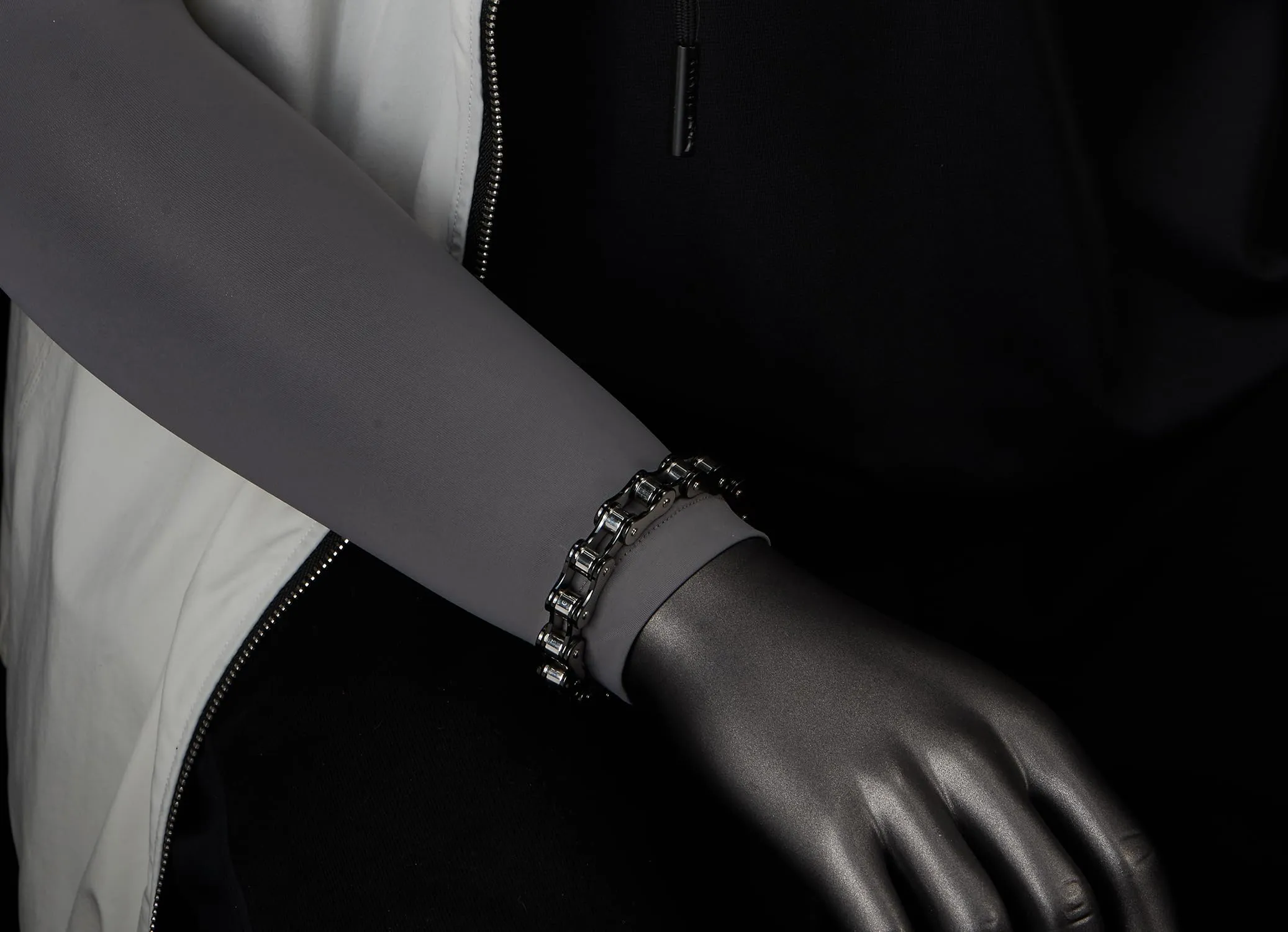 COOLSTEELANDBEYOND Maschile Uomo Catena di Bicicletta Moto Bracciale da Acciaio Inossidabile, Moto Catena, Nero Argento Due Toni - immagine 2