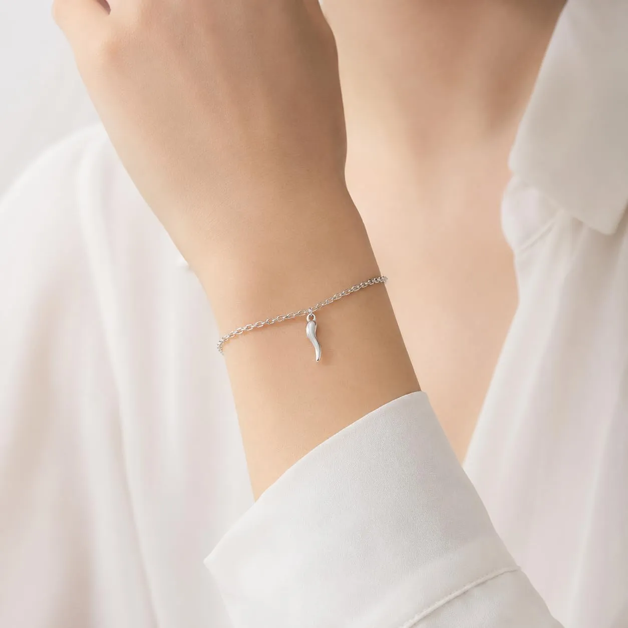 Louis Ciocchetti Bracciale in Acciaio con Corno Portafortuna – Bracciale Regolabile Uomo e Donna con Chiusura a Moschettone, Lunghezza 16 cm + 5 cm - immagine 4