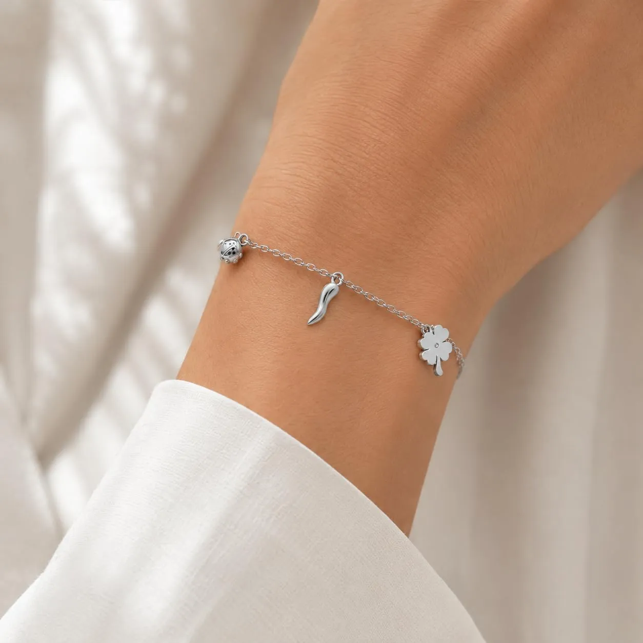 Louis Ciocchetti Bracciale in Acciaio con Corno Portafortuna – Bracciale Regolabile Uomo e Donna con Chiusura a Moschettone, Lunghezza 16 cm + 5 cm - immagine 3