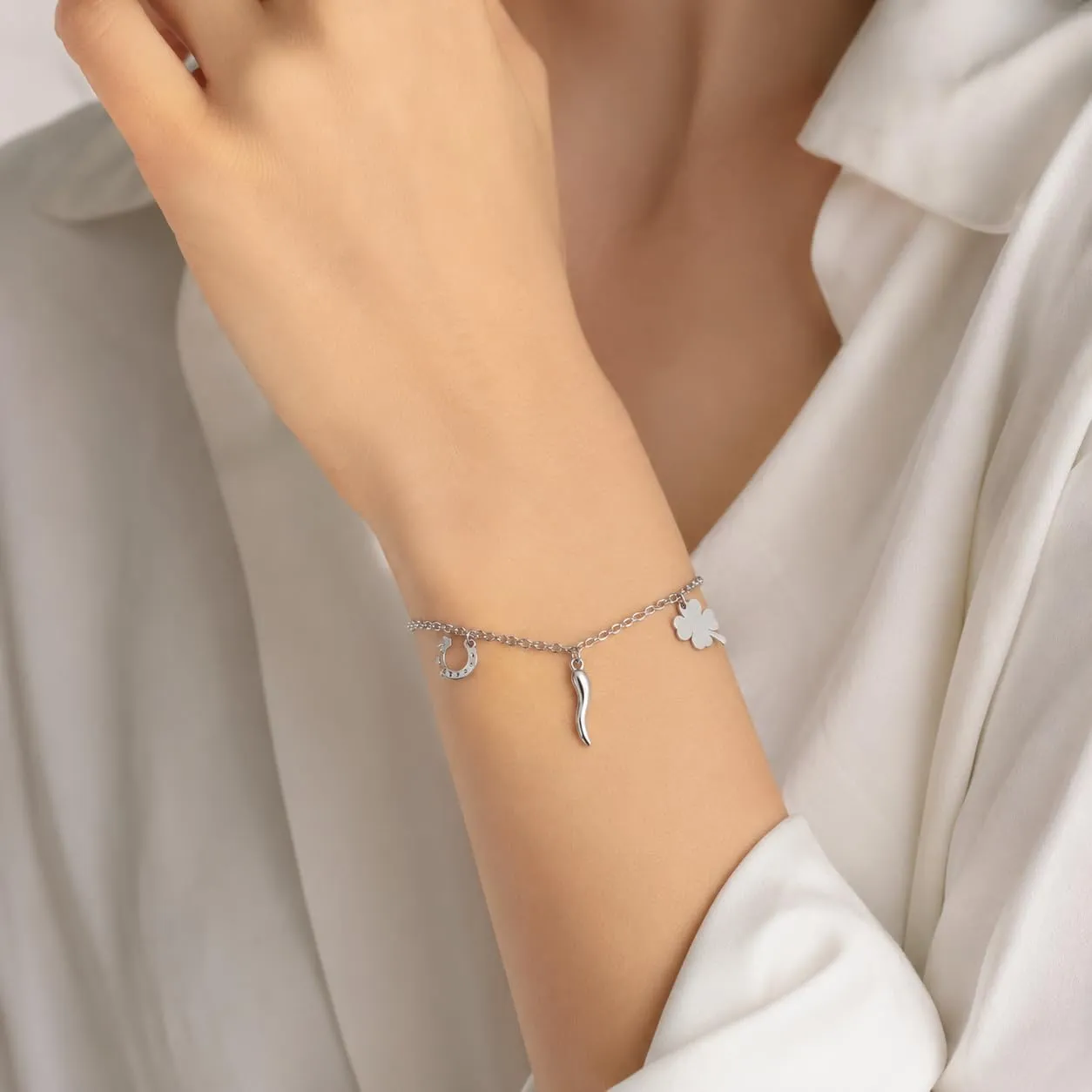 Louis Ciocchetti Bracciale in Acciaio con Corno Portafortuna – Bracciale Regolabile Uomo e Donna con Chiusura a Moschettone, Lunghezza 16 cm + 5 cm - immagine 4
