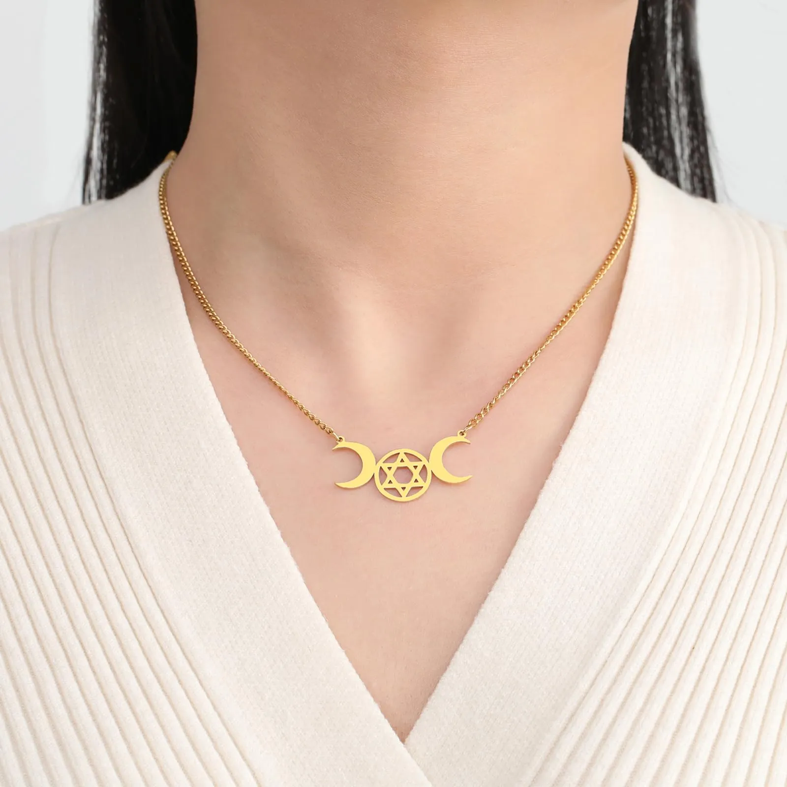 VASSAGO Collana Tripla Luna Dea Wicca Pentagramma Collana Amuleto Gioielli in Acciaio Inossidabile (Gold Moon Hexagram Necklace) - immagine 2