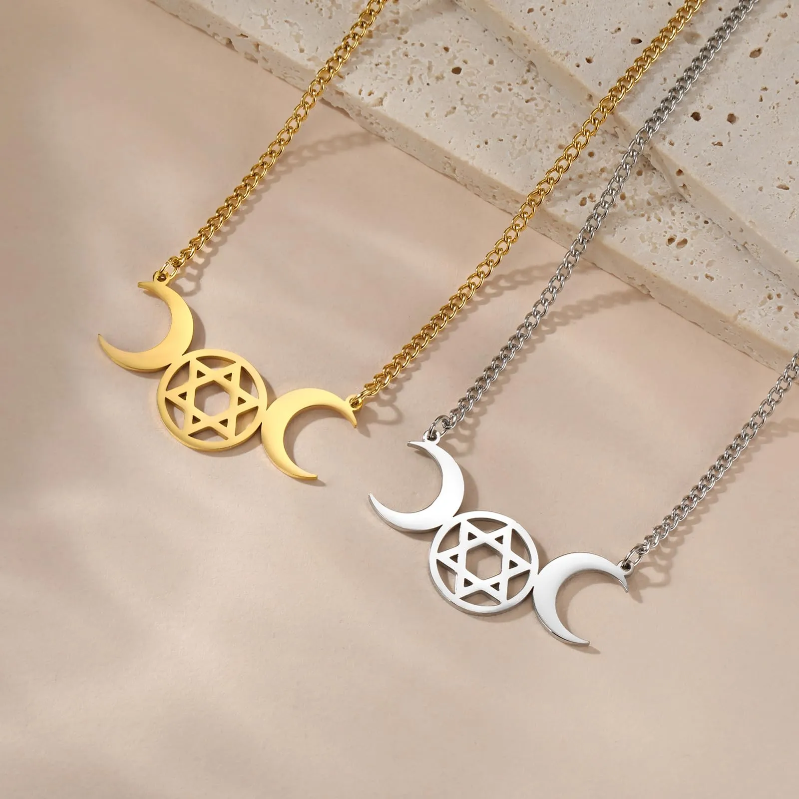 VASSAGO Collana Tripla Luna Dea Wicca Pentagramma Collana Amuleto Gioielli in Acciaio Inossidabile (Gold Moon Hexagram Necklace) - immagine 5