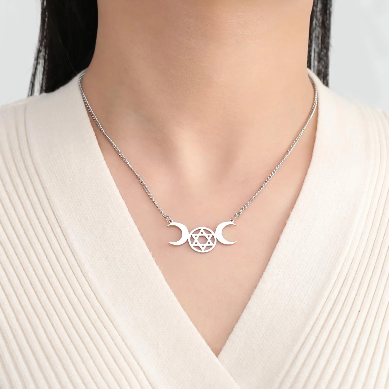 VASSAGO Collana Tripla Luna Dea Wicca Pentagramma Collana Amuleto Gioielli in Acciaio Inossidabile (Silver Moon Hexagram Necklace) - immagine 2