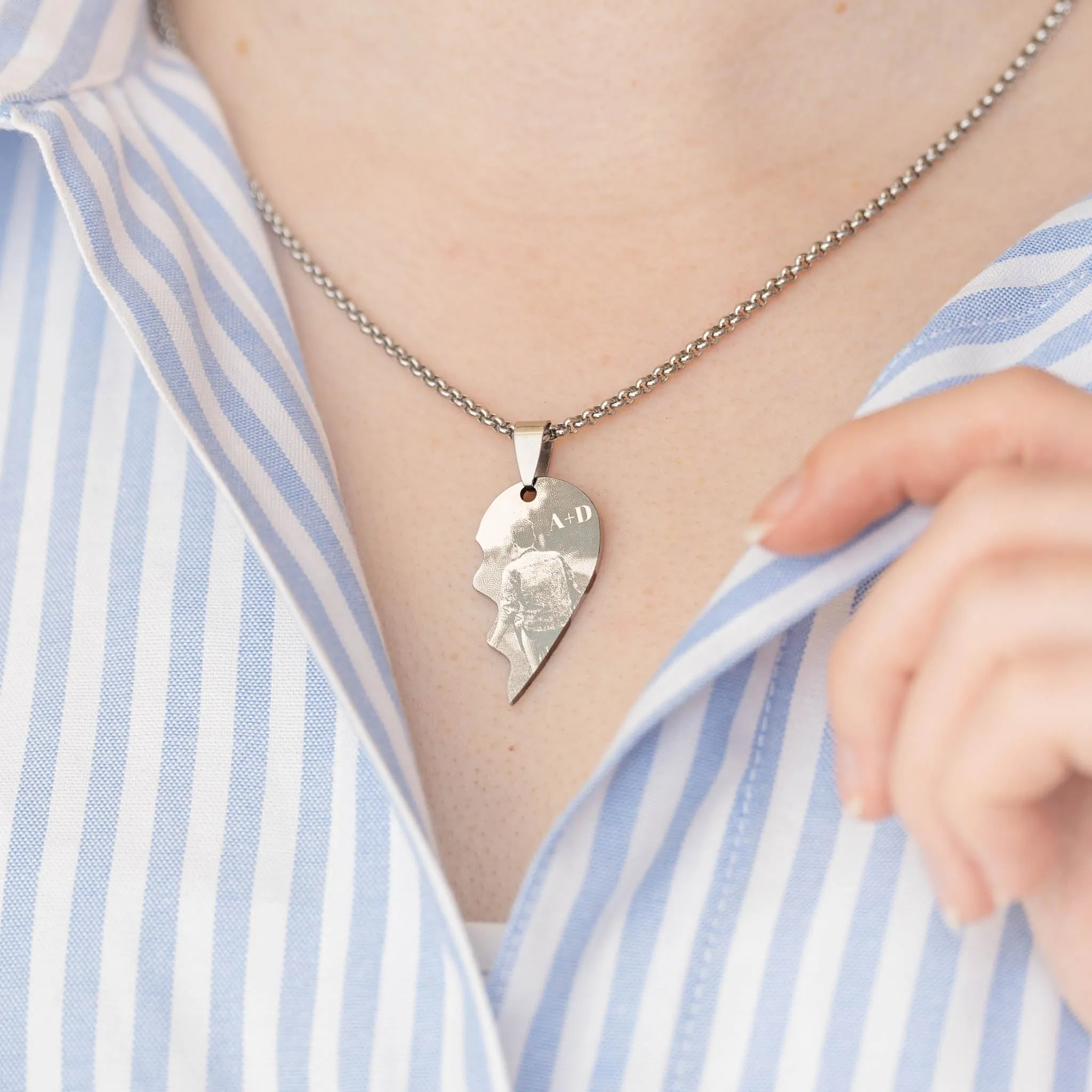 Wanapix | Ciondolo Inciso con Foto, Nome o Testi | Collana Cuore Spezzato in Acciaio Inossidabile con Catena | Personalizzato su 1 lato tramite Incisione Laser | 100% Personalizzato - immagine 2