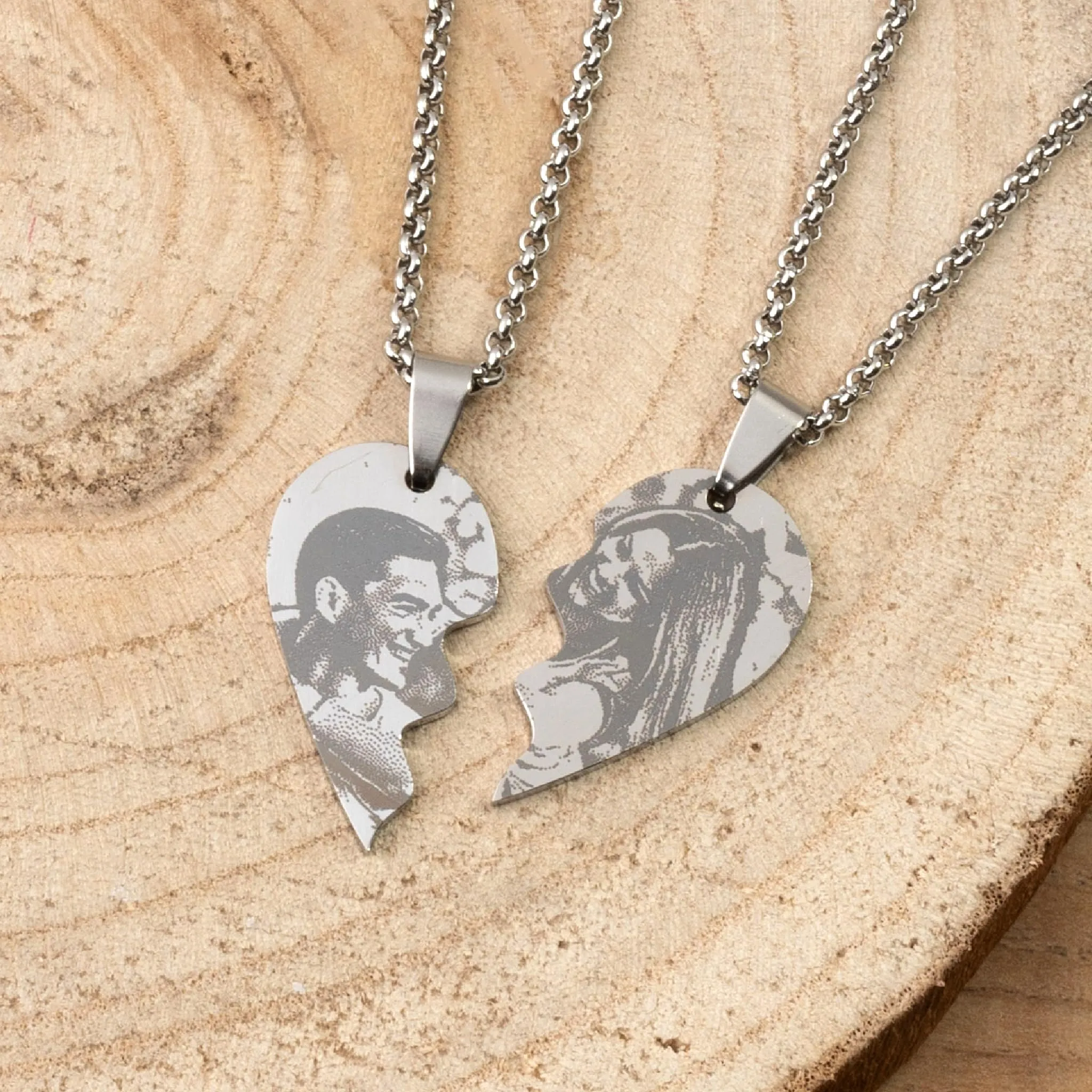 Wanapix | Ciondolo Inciso con Foto, Nome o Testi | Collana Cuore Spezzato in Acciaio Inossidabile con Catena | Personalizzato su 1 lato tramite Incisione Laser | 100% Personalizzato - immagine 3