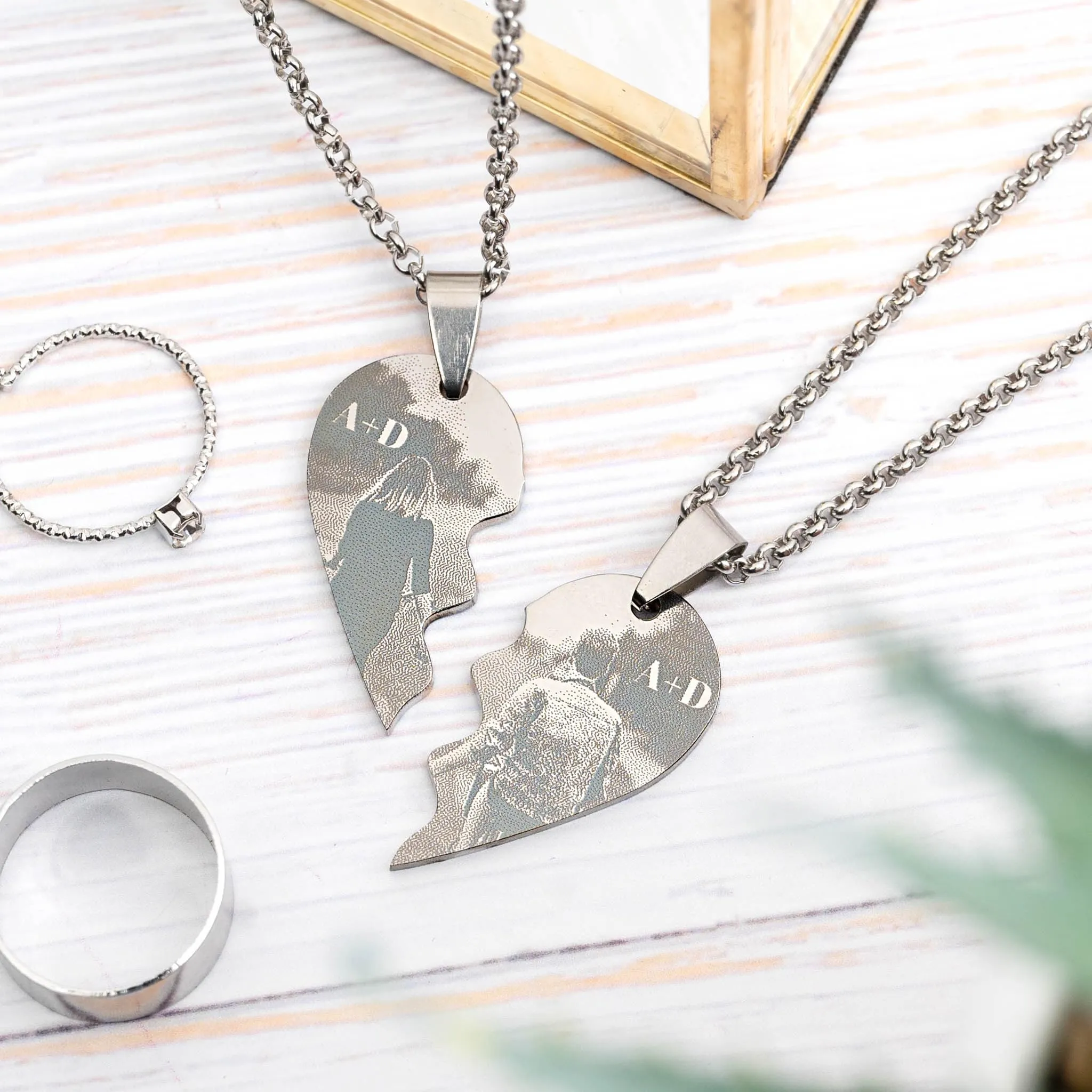 Wanapix | Ciondolo Inciso con Foto, Nome o Testi | Collana Cuore Spezzato in Acciaio Inossidabile con Catena | Personalizzato su 1 lato tramite Incisione Laser | 100% Personalizzato - immagine 4