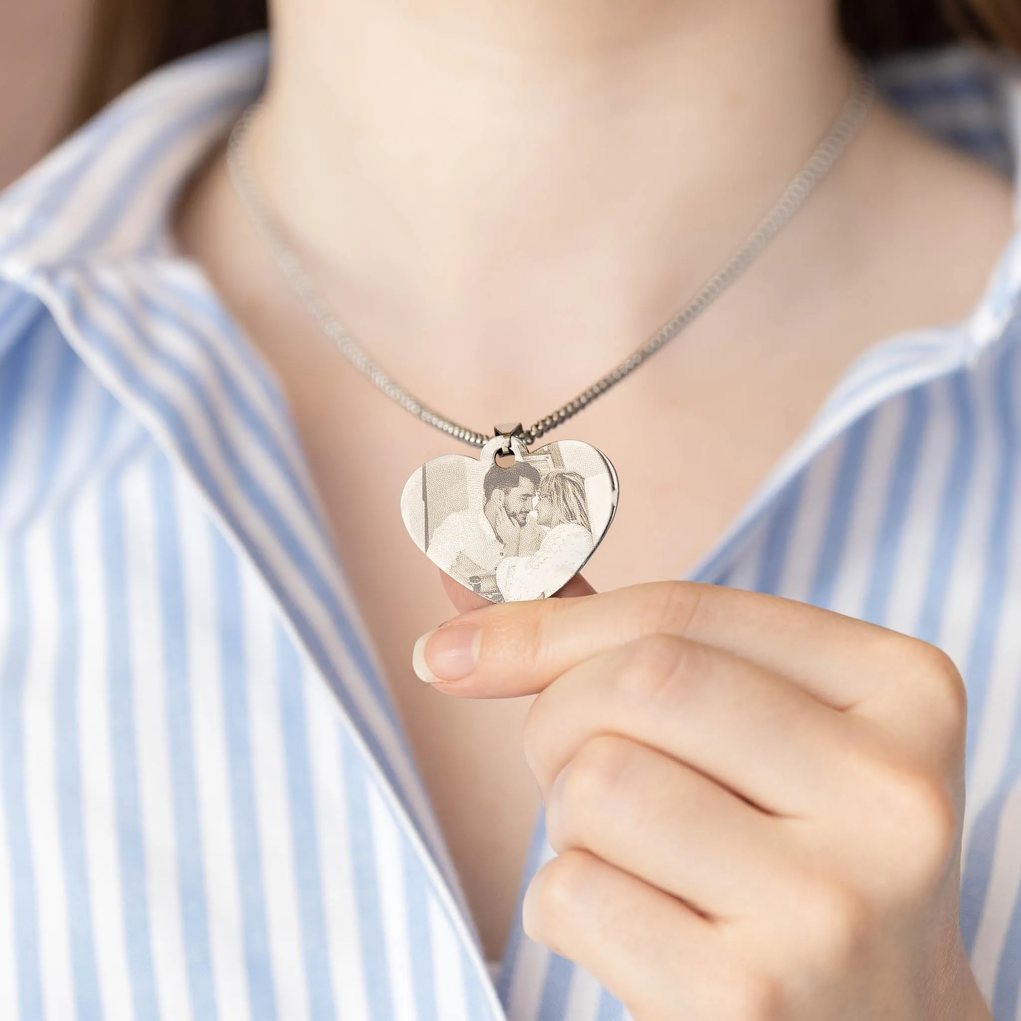 Wanapix | Ciondolo Inciso con Foto, Nome o Testi | Collana Cuore in Acciaio Inossidabile con Catena | Personalizzato su 2 lati tramite Incisione Laser | 100% Personalizzato - immagine 3