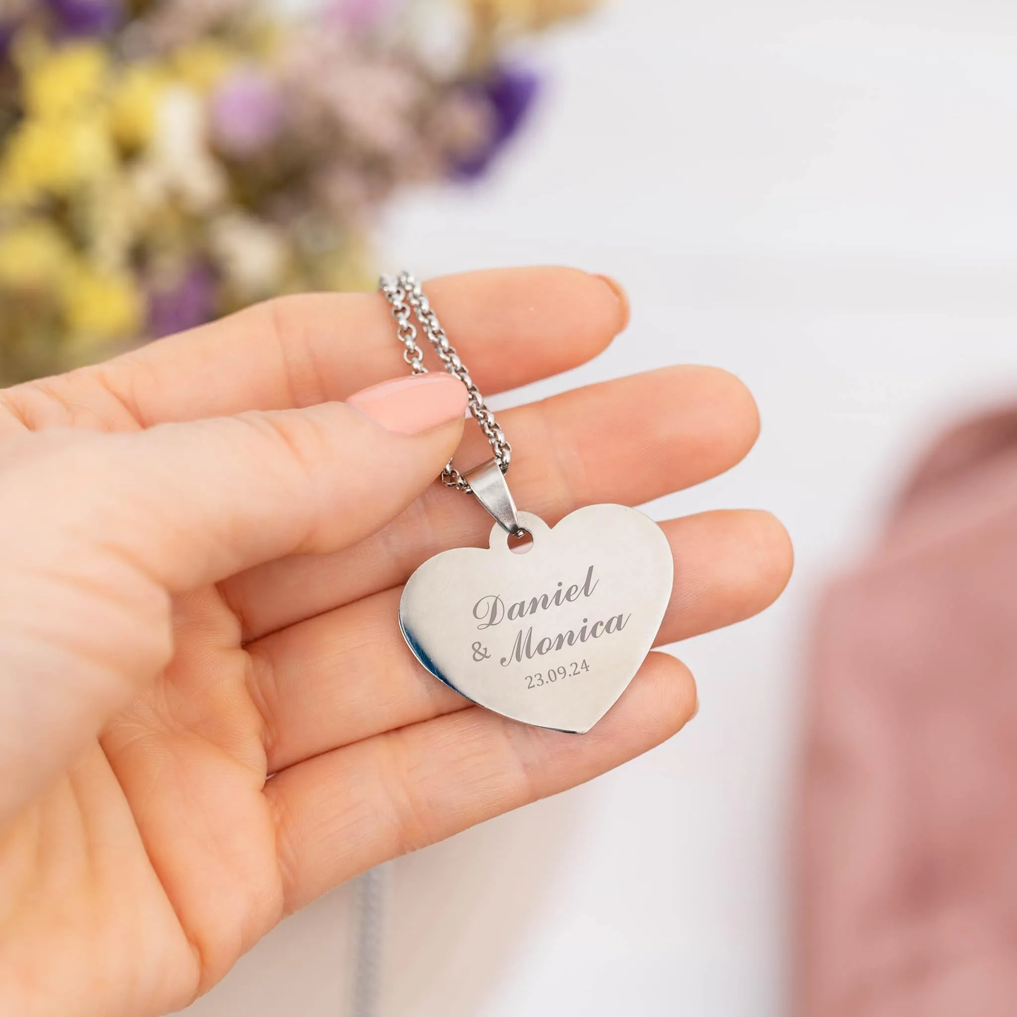 Wanapix | Ciondolo Inciso con Foto, Nome o Testi | Collana Cuore in Acciaio Inossidabile con Catena | Personalizzato su 2 lati tramite Incisione Laser | 100% Personalizzato - immagine 4