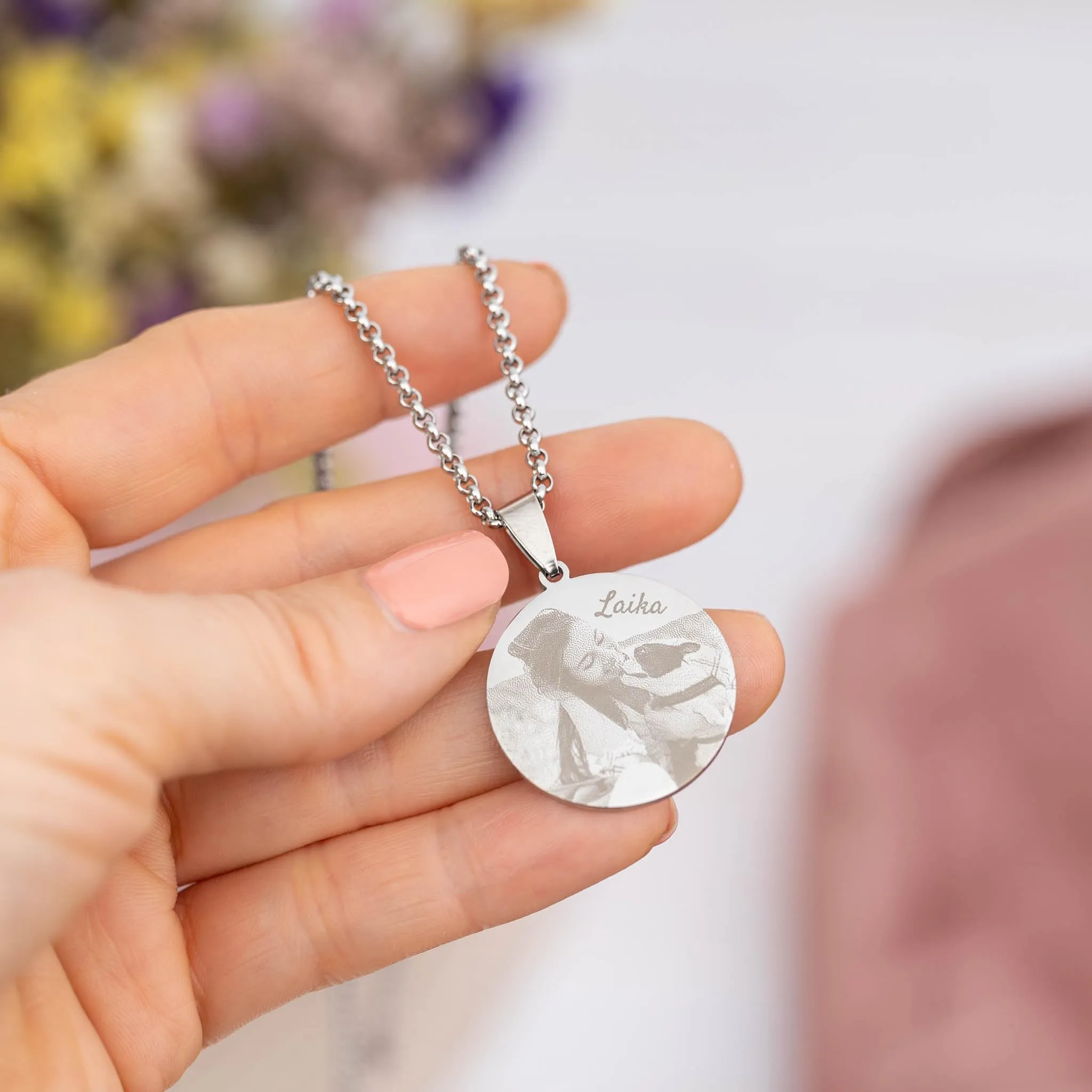 Wanapix | Ciondolo Inciso con Foto, Nome o Testi | Collana Rotonda in Acciaio Inossidabile con Catena | Personalizzato su 2 lati tramite Incisione Laser | 100% Personalizzato - immagine 4