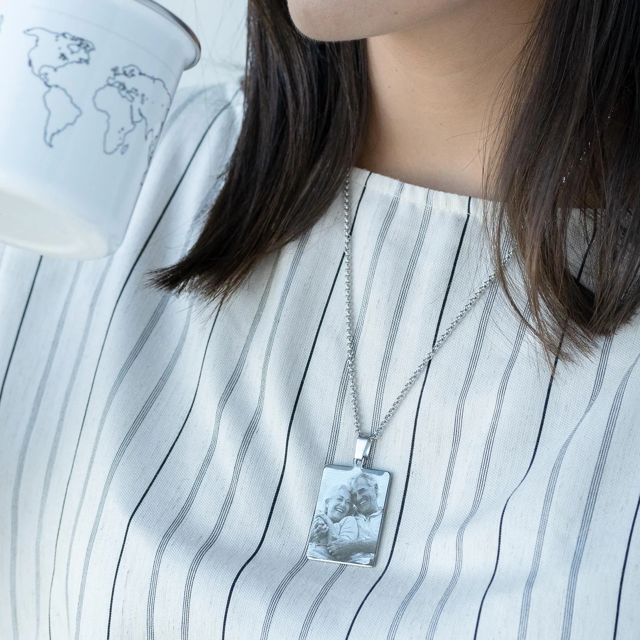 Wanapix | Ciondolo Inciso con Foto, Nome o Testi | Collana Rettangolare in Acciaio Inossidabile con Catena | Personalizzato su 2 lati tramite Incisione Laser | 100% Personalizzato - immagine 2