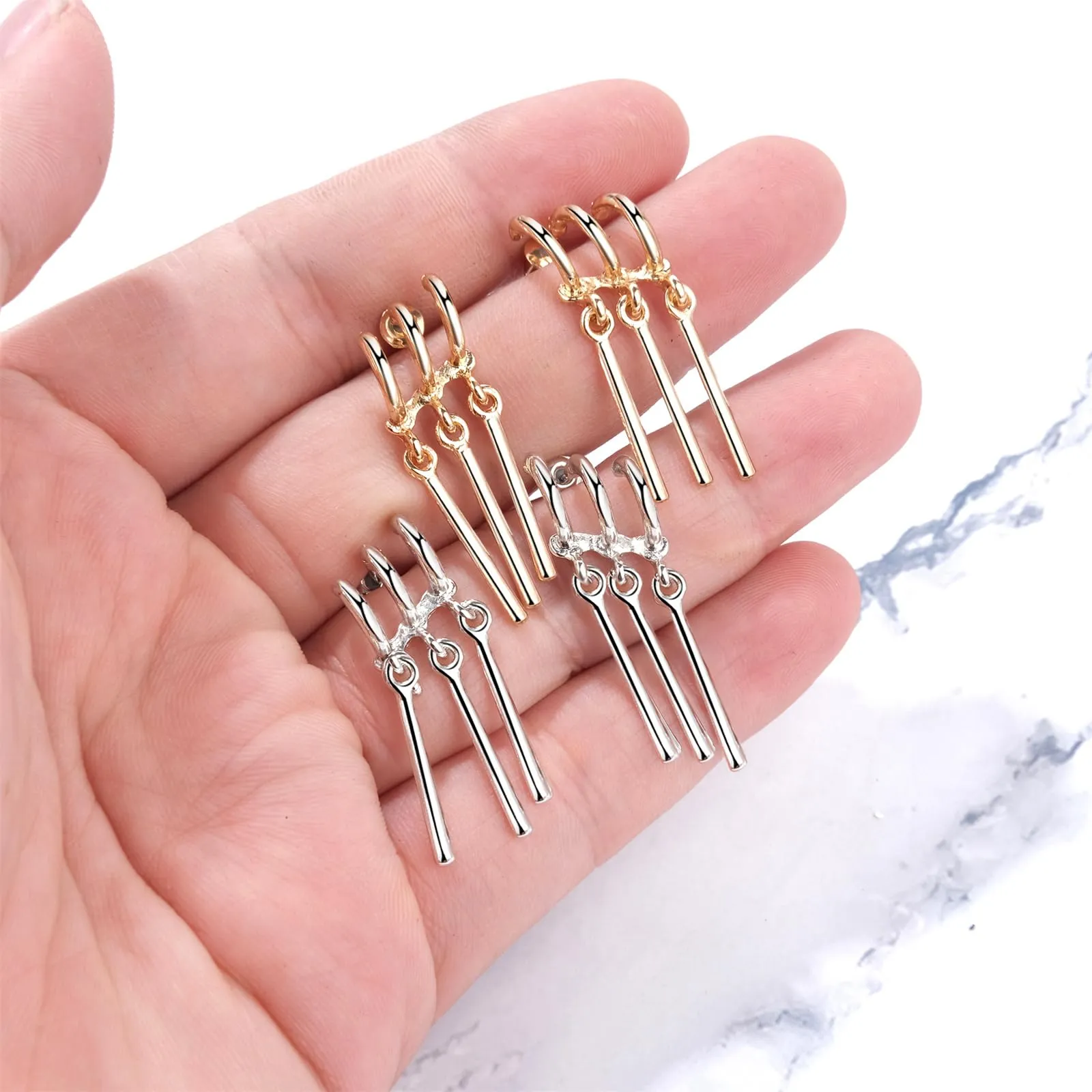 JewelryWe One Piece orecchini da uomo in acciaio inox Roronoa Zoro orecchini a cerchio Huggie orecchini clip on orecchini pendenti anime cosplay gioielli per gli amanti degli anime di Lorenor Zorro - immagine 6