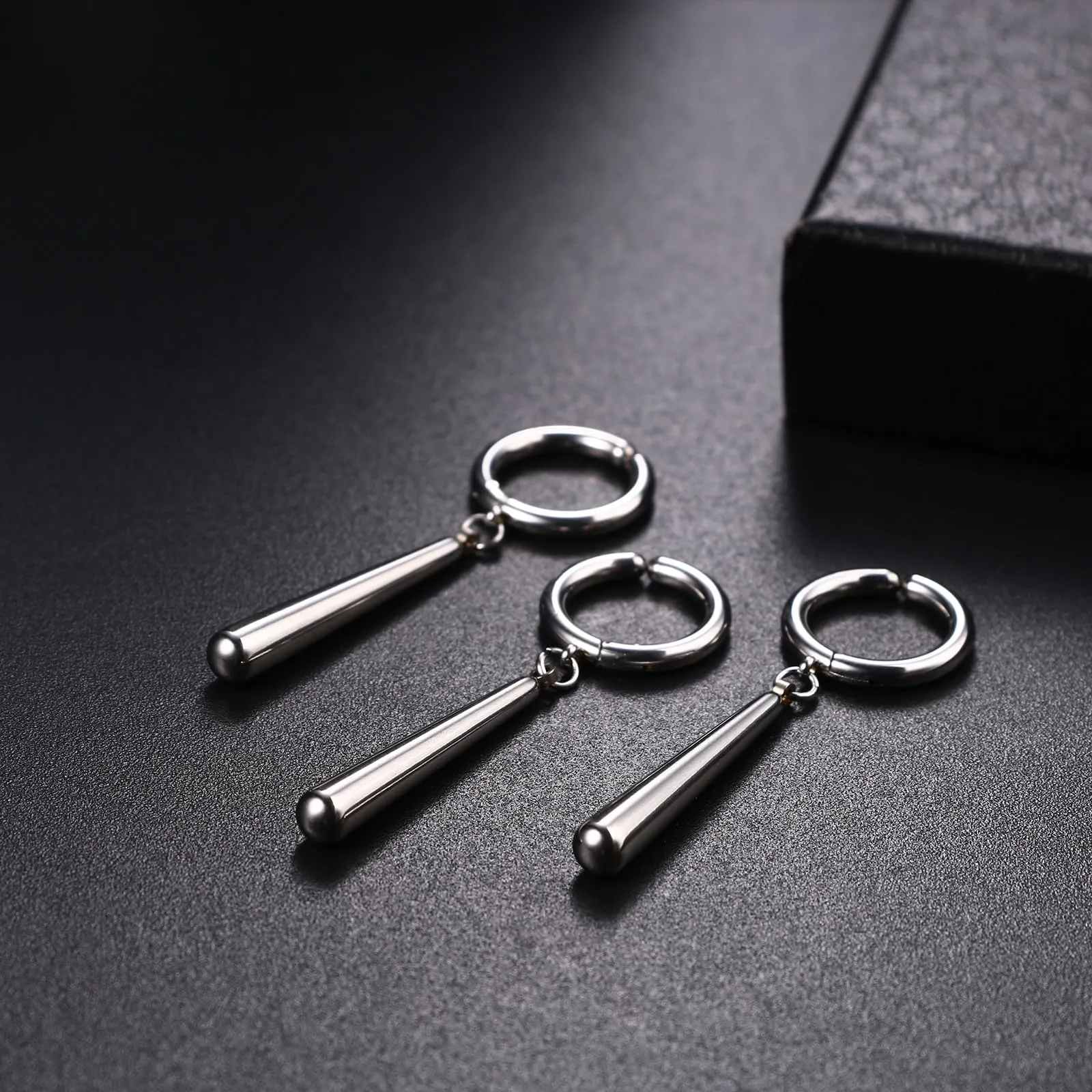 JewelryWe One Piece orecchini da uomo in acciaio inox Roronoa Zoro orecchini a cerchio Huggie orecchini clip on orecchini pendenti anime cosplay gioielli per gli amanti degli anime di Lorenor Zorro - immagine 5