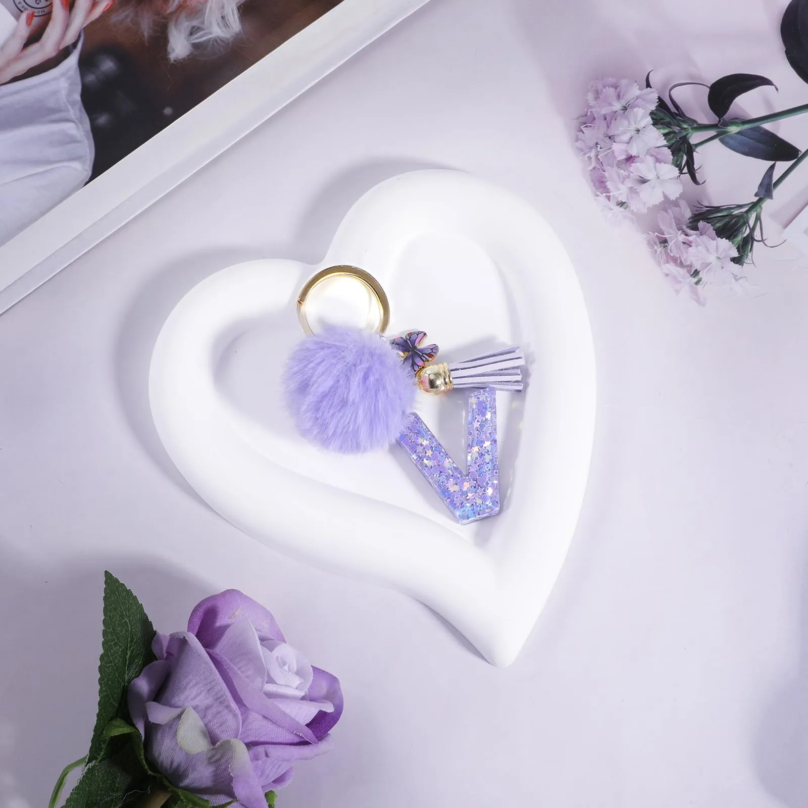 JSRQT Portachiavi da Ragazza Donna Viola Farfallina con Lettera Iniziale Nome V Ciondoli in Resina Personalizzare Regalo Legami Borsa per Auto Chiave Della Porta Macchina Zaino Pendenti Decor - immagine 3