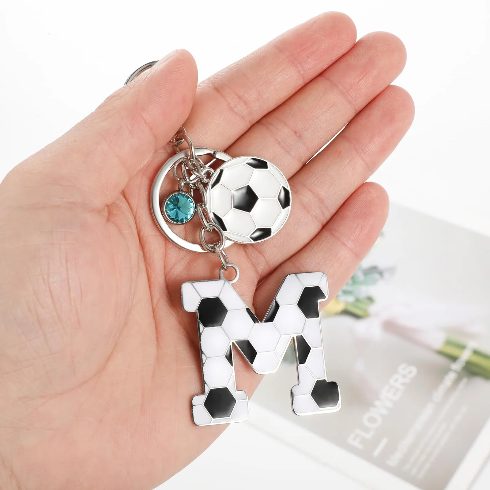 MWOOT Portachiavi Lettera Iniziale con Ciondolo Calcio, Regalo per Amanti del Calcio, Charms per Borse e Zaini - immagine 6